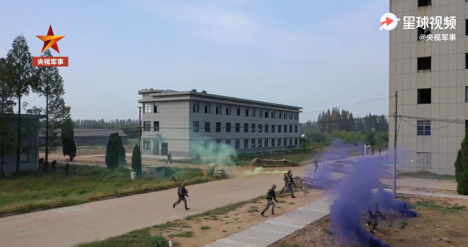 演練場地以城鎮和街道的特點設計,中國網友認為是針對台灣的大城市。 圖:翻攝自央視軍事 演練場地以城鎮和街道的特點設計,中國網友認為是針對台灣的大城市。 圖:翻攝自央視軍事