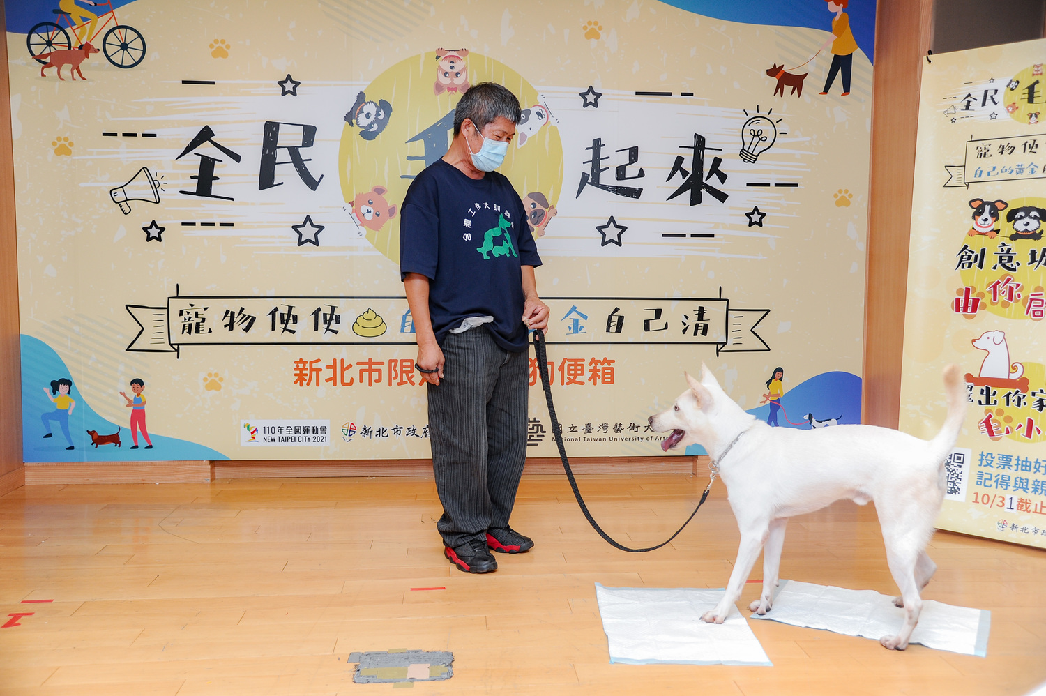 台灣工作犬訓練學校負責人陳懷櫻、訓狗教練顧乾立及狗狗姆咪帶來訓練犬隻如廁表演。 圖:新北市環保局/提供 台灣工作犬訓練學校負責人陳懷櫻、訓狗教練顧乾立及狗狗姆咪帶來訓練犬隻如廁表演。 圖:新北市環保局/提供