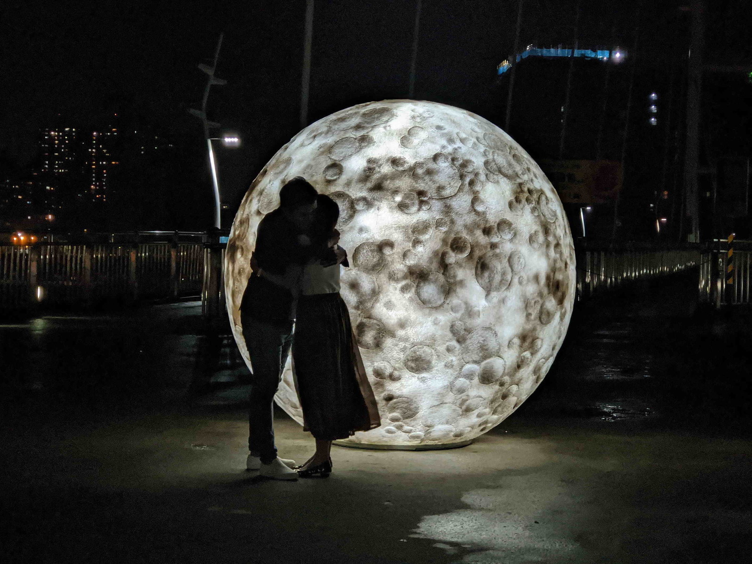 水利局高灘處將在浪浪中秋夜,在新月橋辦月球變身快閃活動。 圖:新北市高灘地工程管理處提供 水利局高灘處將在浪浪中秋夜,在新月橋辦月球變身快閃活動。 圖:新北市高灘地工程管理處提供