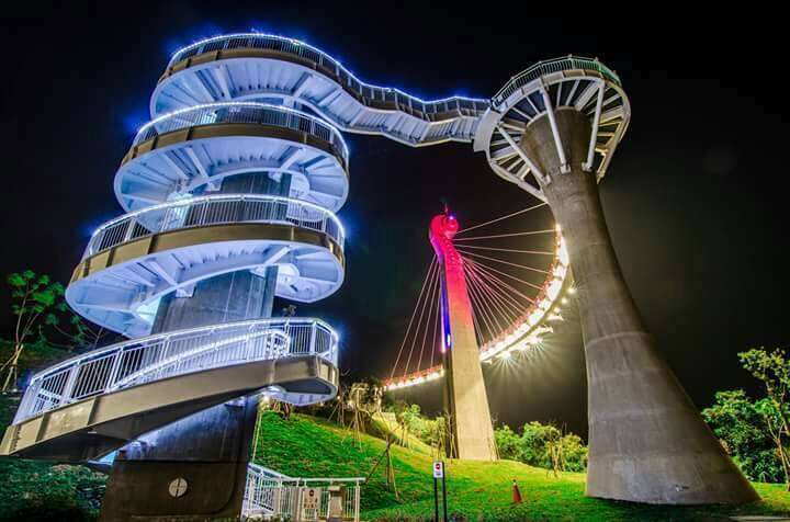 崗山之眼樓梯夜景。 圖:翻攝自高雄旅遊網 崗山之眼樓梯夜景。 圖:翻攝自高雄旅遊網