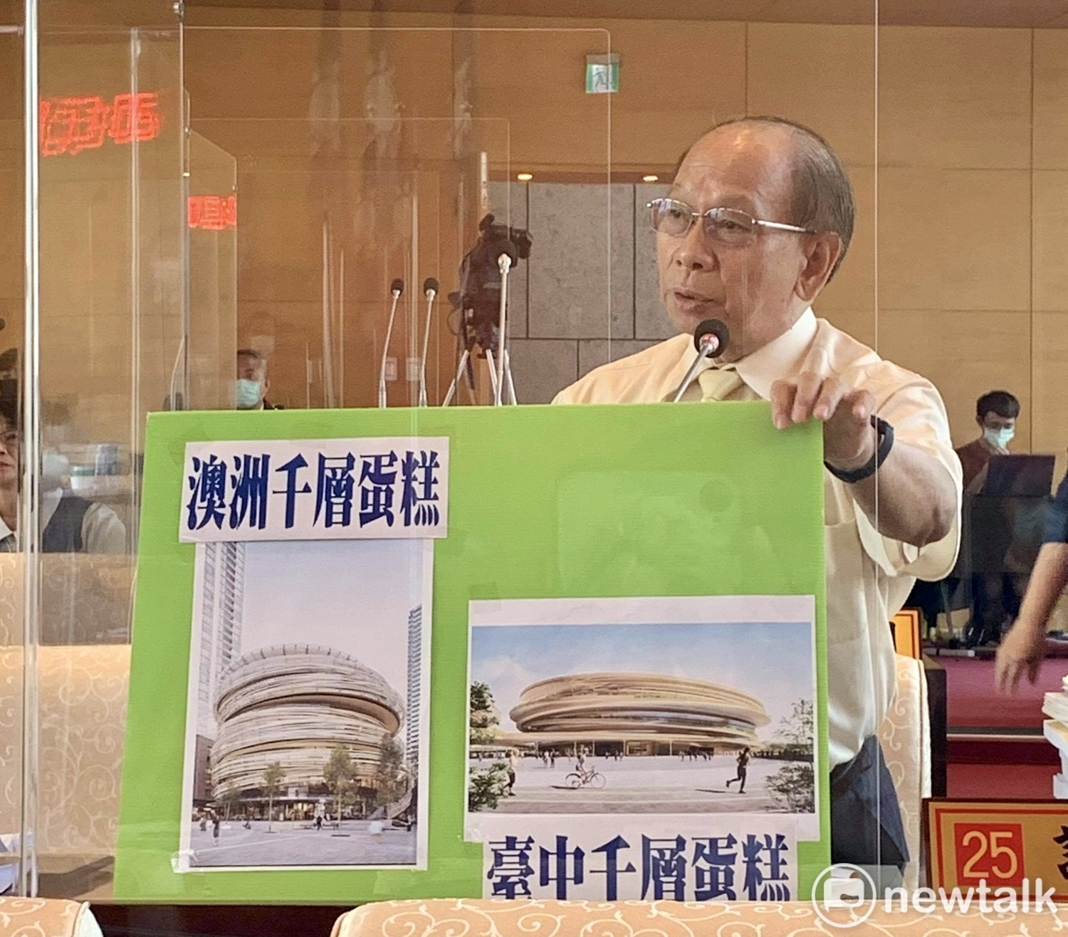 台中市議員謝明源質疑台中巨蛋有抄襲之嫌。 圖:唐復年/攝 台中市議員謝明源質疑台中巨蛋有抄襲之嫌。 圖:唐復年/攝