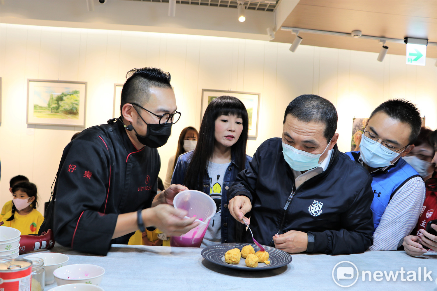 侯友宜與作家主廚馬可老師示範如何運用新北在地農漁產品,融合西式料理手法,烹調健康美味兼具的地中海美食。 圖:王峻昌/攝 侯友宜與作家主廚馬可老師示範如何運用新北在地農漁產品,融合西式料理手法,烹調健康美味兼具的地中海美食。 圖:王峻昌/攝