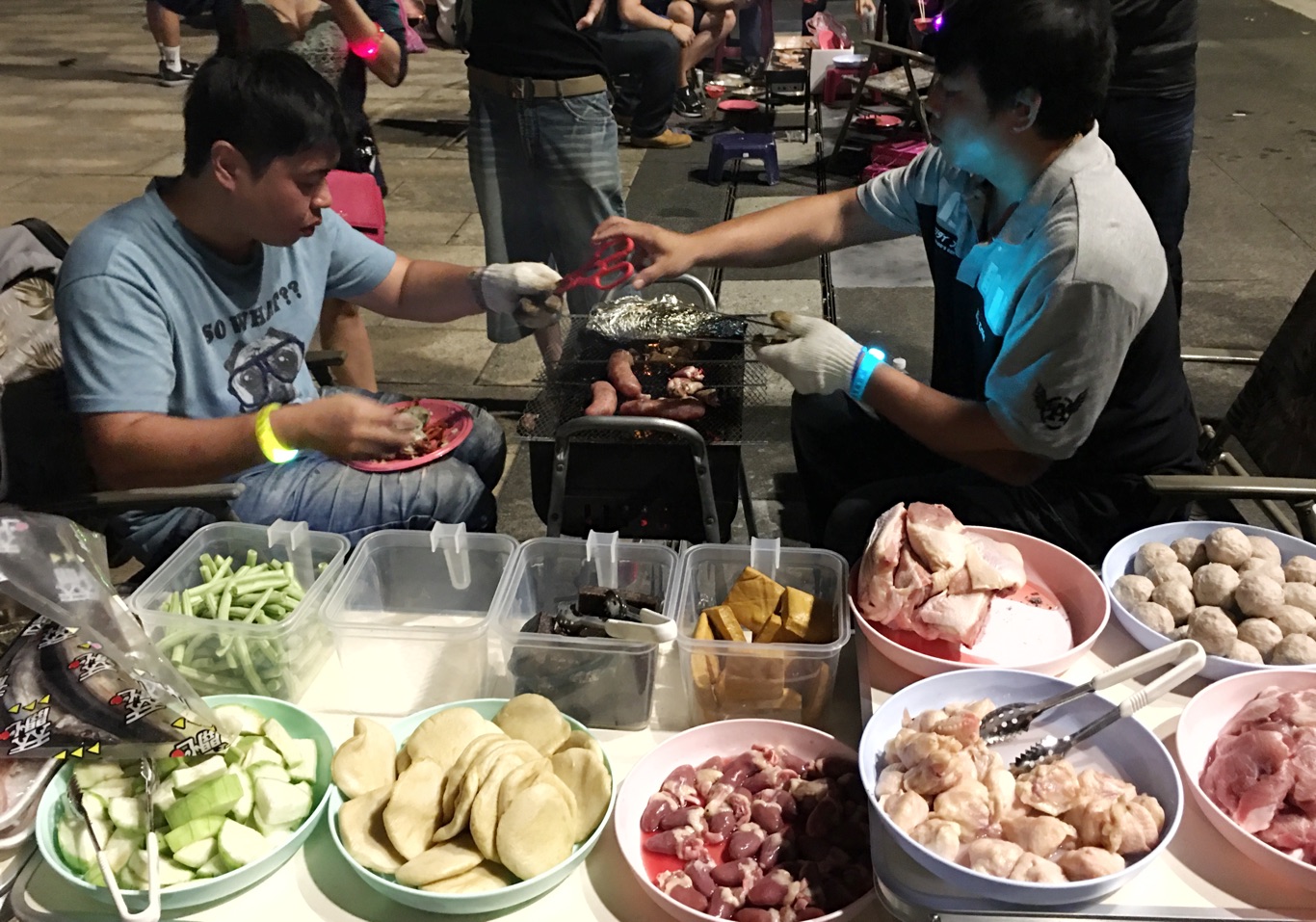 中秋烤肉越來越豪華,各式烤肉好物一字排開,架勢驚人,好不壯觀! 圖:張良一/攝 中秋烤肉越來越豪華,各式烤肉好物一字排開,架勢驚人,好不壯觀! 圖:張良一/攝