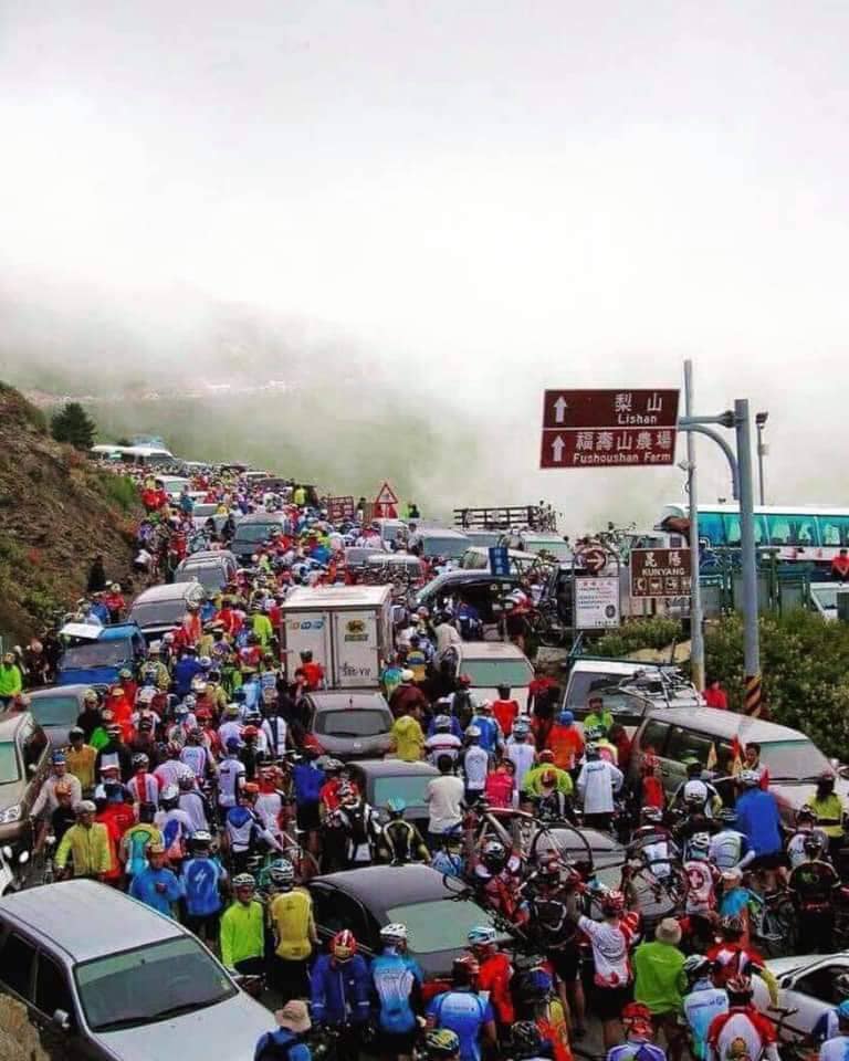 這次中秋連假LINE群組瘋傳一張台14甲線擠爆的照片,證實為2015年舊照。 圖:翻攝自仁愛警分局粉絲專頁 這次中秋連假LINE群組瘋傳一張台14甲線擠爆的照片,證實為2015年舊照。 圖:翻攝自仁愛警分局粉絲專頁
