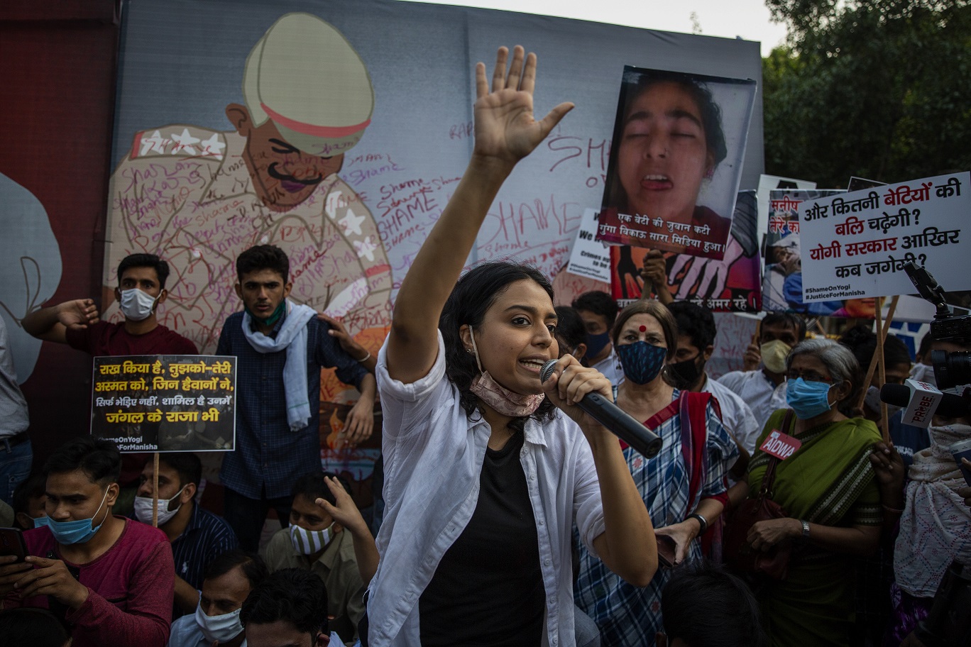 印度19歲少女被輪暴致死,引發全國示威潮,寶萊塢女星Swara Bhaskar也現身示威活動。 圖:達志影像/美聯社 印度19歲少女被輪暴致死,引發全國示威潮,寶萊塢女星Swara Bhaskar也現身示威活動。 圖:達志影像/美聯社