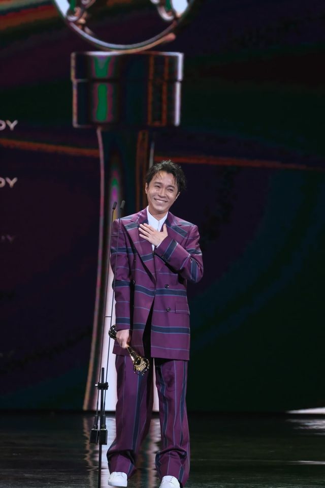 青峰奪金曲獎國語歌王,哽咽感謝自己沒有被打倒。 圖:取自金曲GMA臉書 青峰奪金曲獎國語歌王,哽咽感謝自己沒有被打倒。 圖:取自金曲GMA臉書