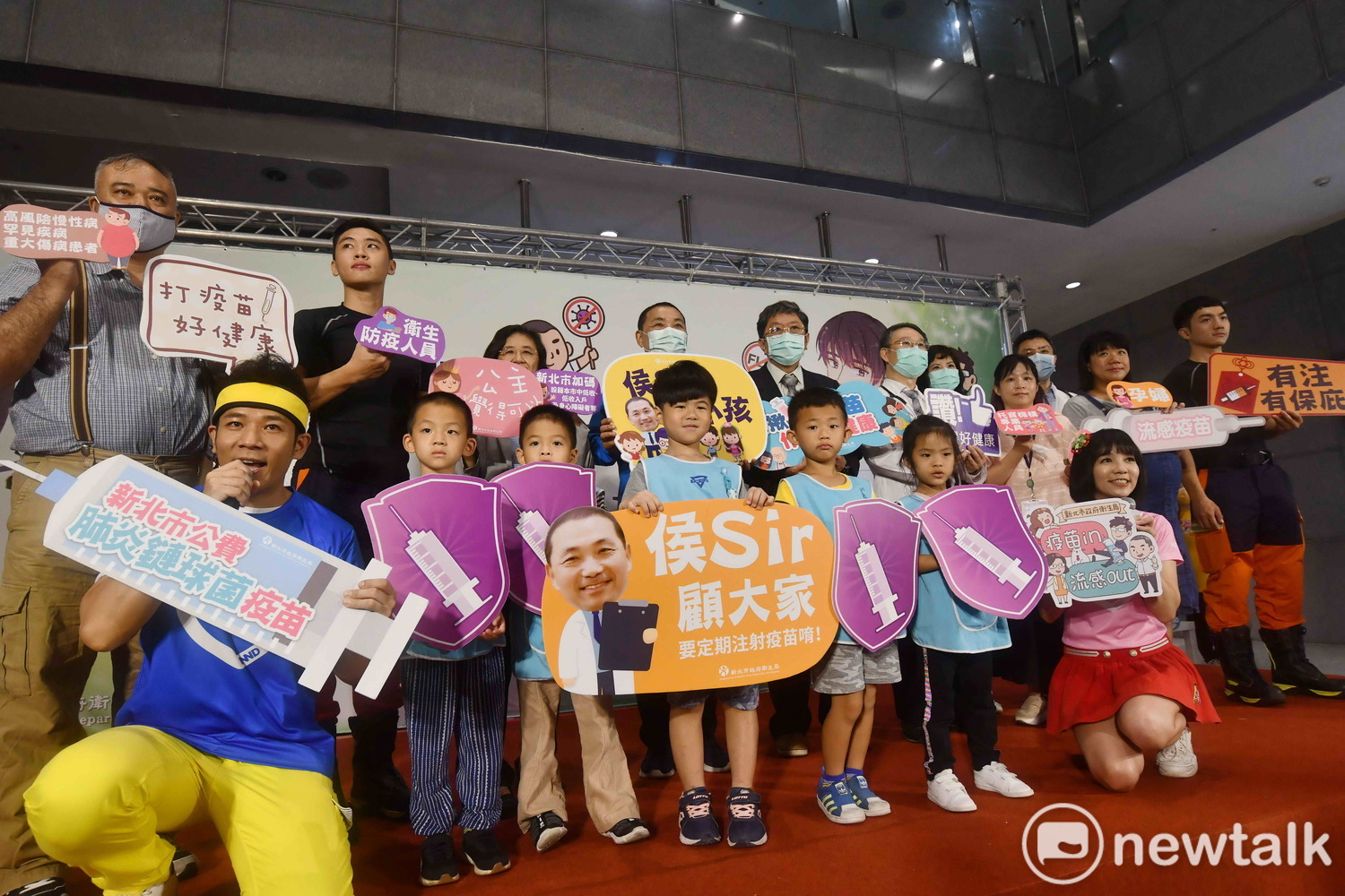 新北市流感疫苗10月5日起開打,市府並自編預算添購流感疫苗及肺炎鏈球菌疫苗,擴大保護市民健康。 圖:王峻昌/攝 新北市流感疫苗10月5日起開打,市府並自編預算添購流感疫苗及肺炎鏈球菌疫苗,擴大保護市民健康。 圖:王峻昌/攝