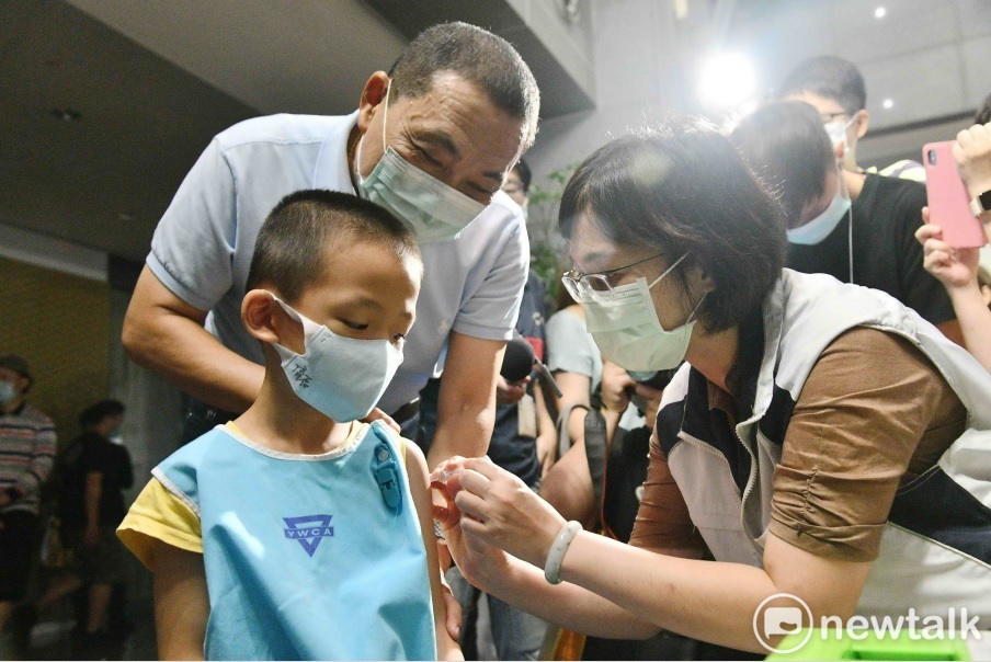 新北市長侯友宜鼓勵民眾接種流感疫苗,並觀看小朋友接種情形。 圖:王峻昌/攝 新北市長侯友宜鼓勵民眾接種流感疫苗,並觀看小朋友接種情形。 圖:王峻昌/攝