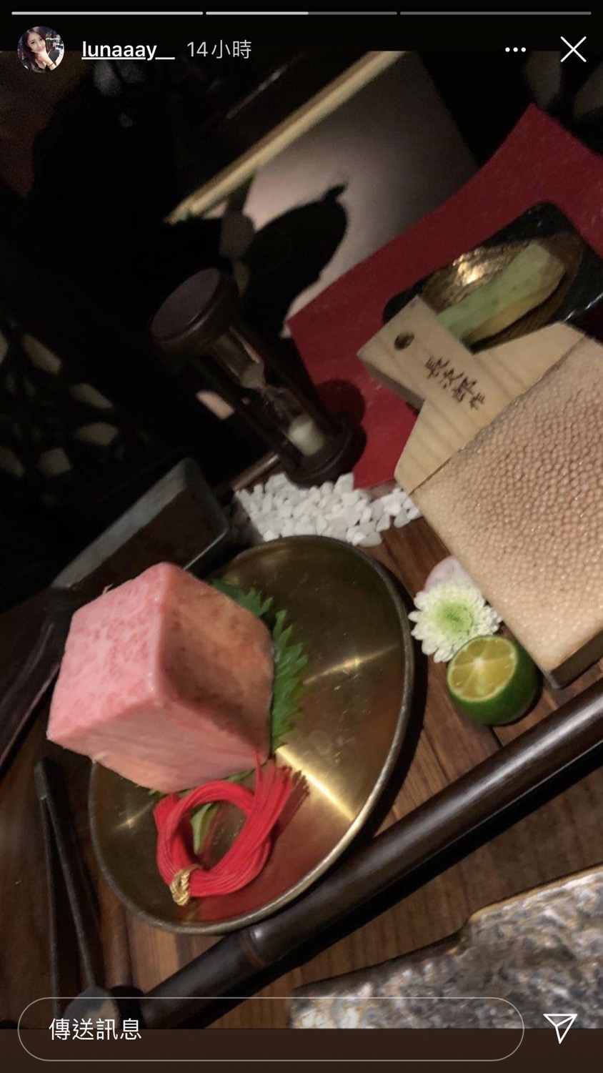 據中媒報導,由Luna所曬出的照片來看,她應該是到一間價格不斐的西餐廳用餐。 圖:翻攝Instagram 據中媒報導,由Luna所曬出的照片來看,她應該是到一間價格不斐的西餐廳用餐。 圖:翻攝Instagram