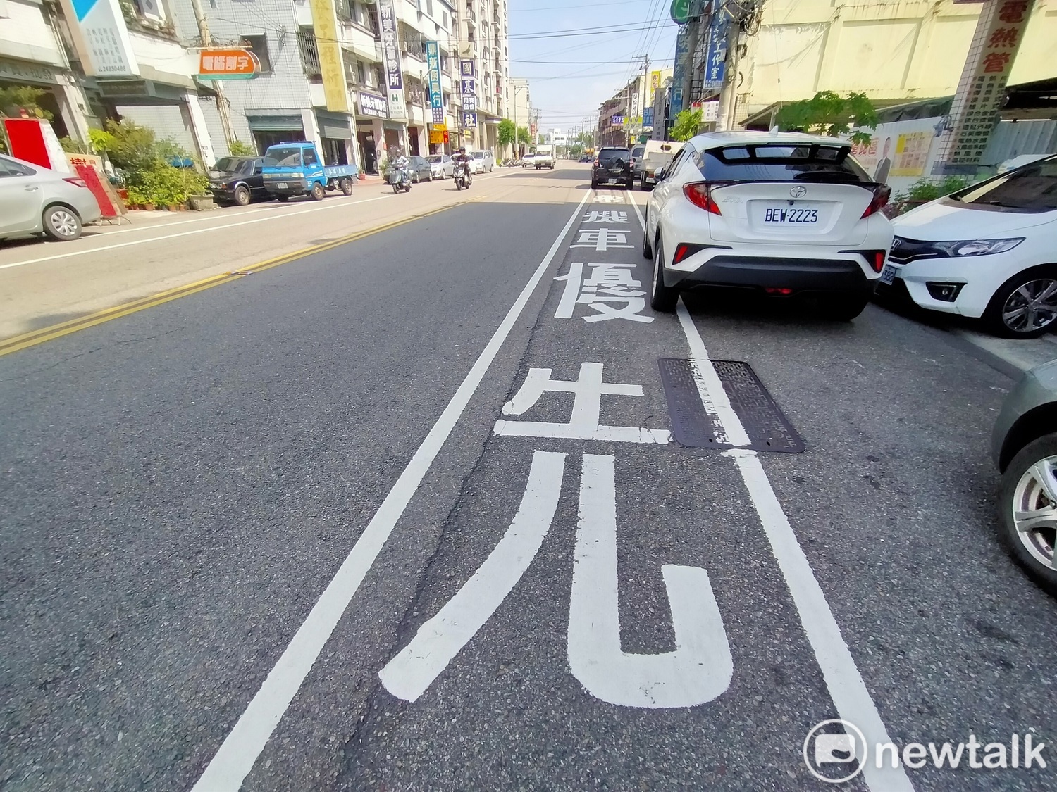 益民路一路機車道挖挖補補,路面長期不平。 唐復年/攝 益民路一路機車道挖挖補補,路面長期不平。 唐復年/攝