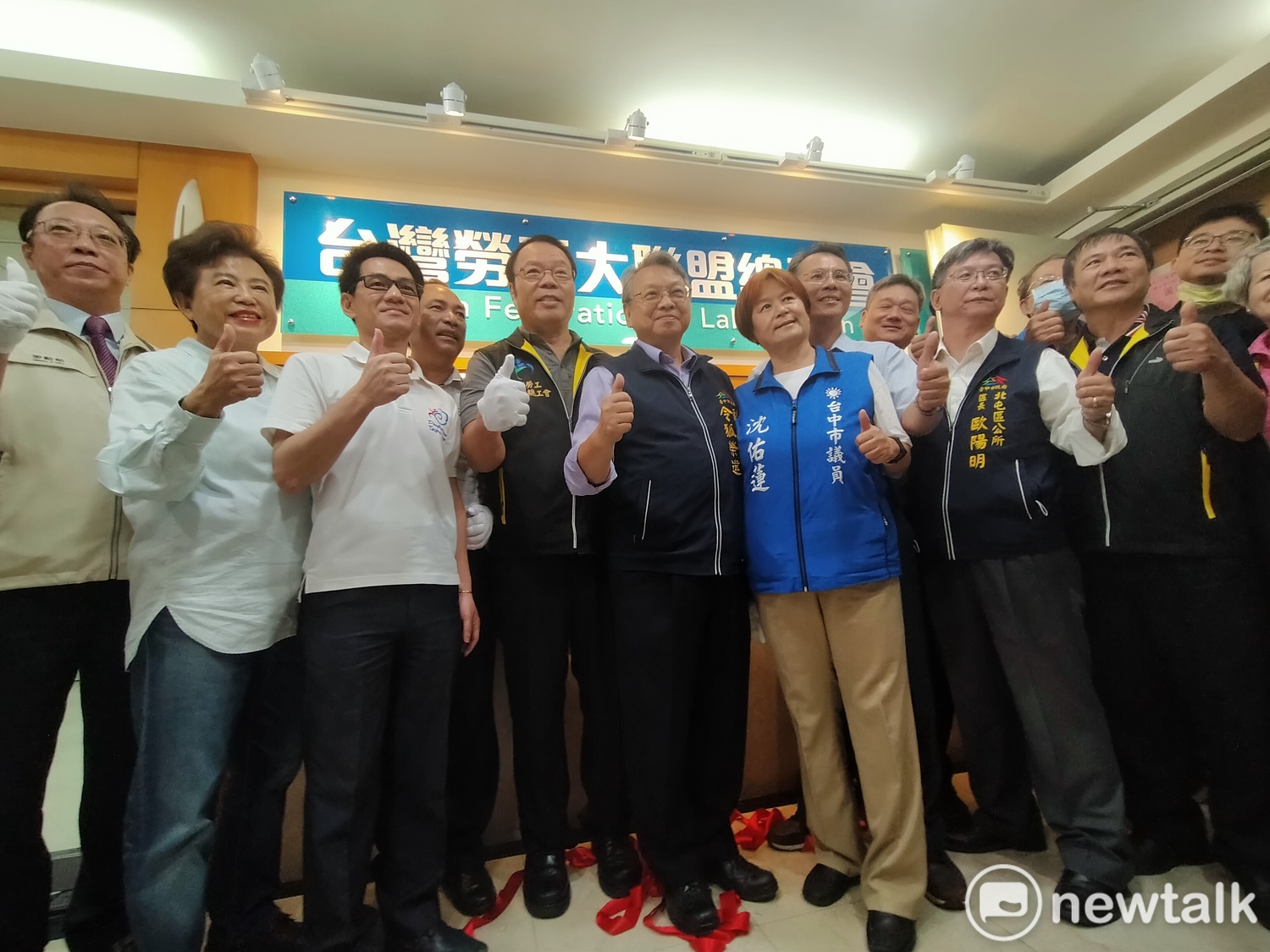 台灣勞工大聯盟總工會會館揭牌,副市長令孤榮達(中)到場祝賀。 圖:唐復年/攝 台灣勞工大聯盟總工會會館揭牌,副市長令孤榮達(中)到場祝賀。 圖:唐復年/攝