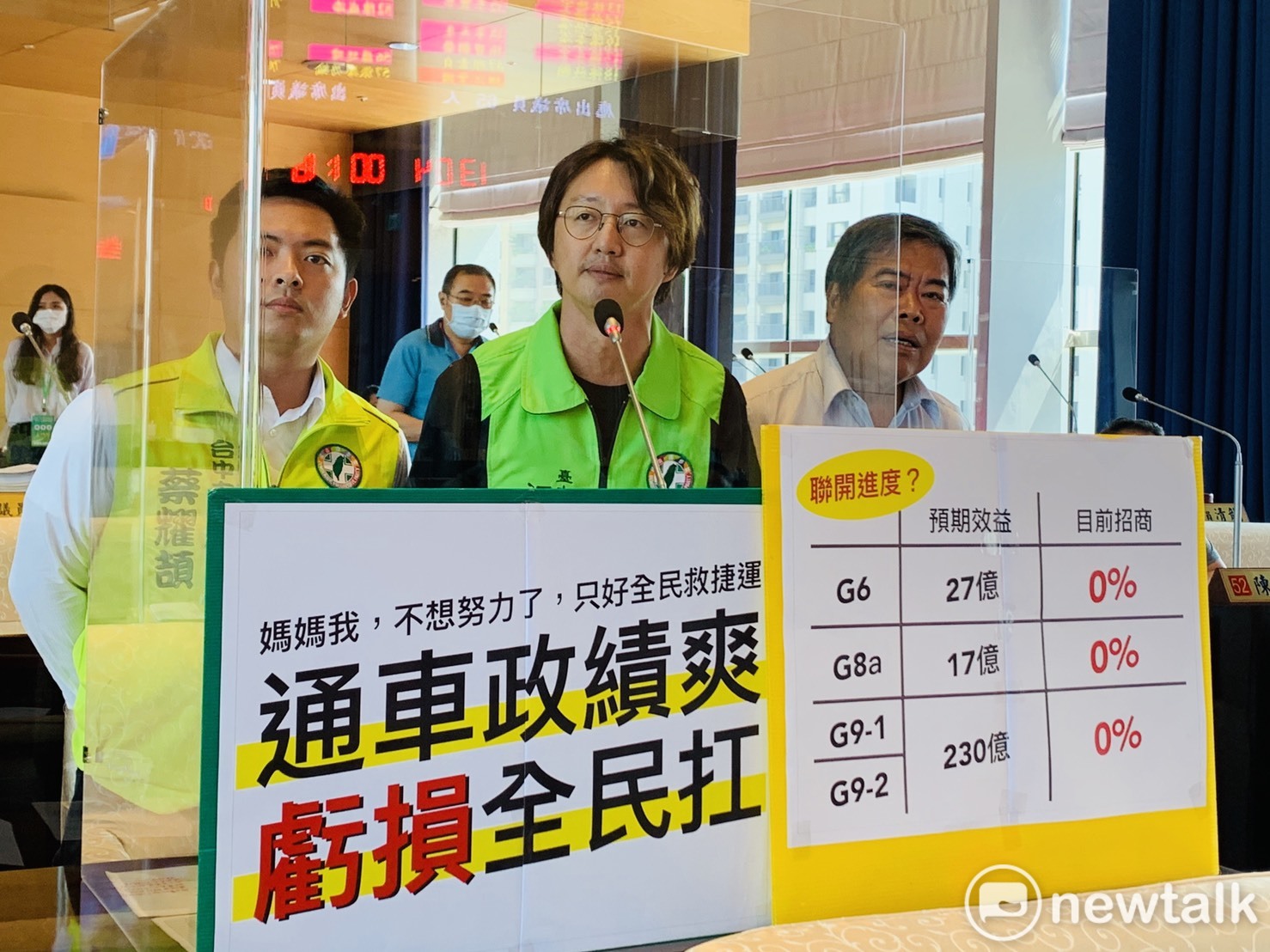 綠營議員江肇國砲轟,日前市府公布捷運員工制服,卻是花大錢找模特兒陪市長走秀,根本不懂開源節流。 圖:唐復年/攝 綠營議員江肇國砲轟,日前市府公布捷運員工制服,卻是花大錢找模特兒陪市長走秀,根本不懂開源節流。 圖:唐復年/攝