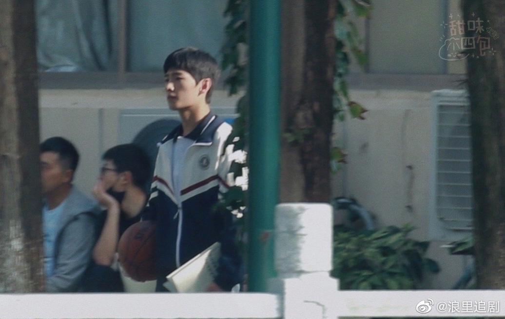 楊洋新戲開拍！29歲演17歲高中生造型曝光 網嘆：現實中不存在的學長