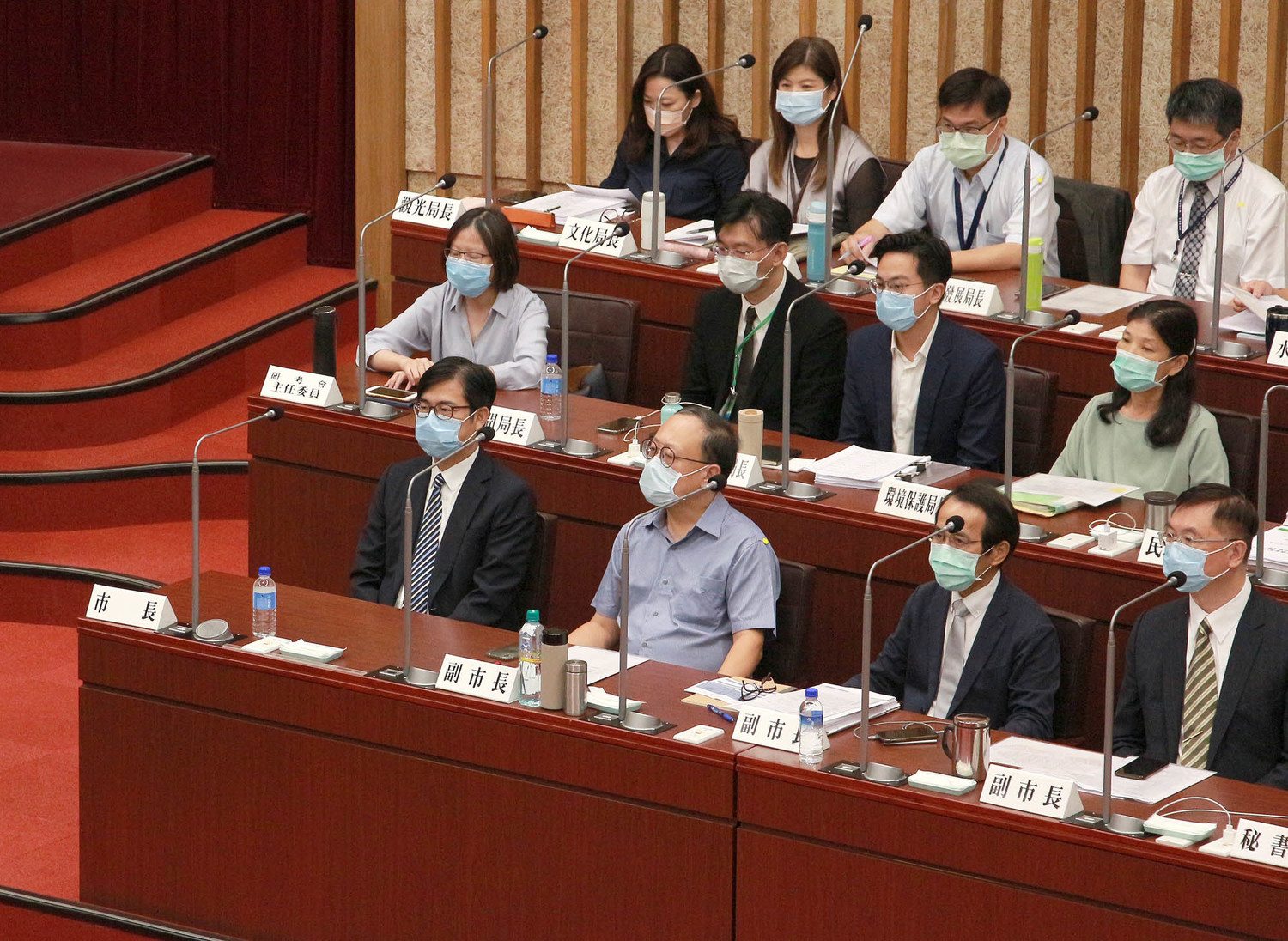 陳其邁(前排左一)至市議會列席備詢。 圖:高雄市政府/提供 陳其邁(前排左一)至市議會列席備詢。 圖:高雄市政府/提供