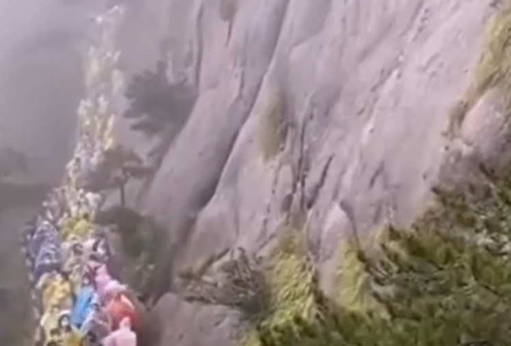 中國遊客趁著國慶、中秋雙節小長假赴安徽黃山景區遊玩,然而,從遊客側拍的影片中可見,熱門景點塞滿了遊客,再加上風風雨雨的天氣,讓整個隊伍行進更慢、更長 圖:翻攝自環球時報 中國遊客趁著國慶、中秋雙節小長假赴安徽黃山景區遊玩,然而,從遊客側拍的影片中可見,熱門景點塞滿了遊客,再加上風風雨雨的天氣,讓整個隊伍行進更慢、更長 圖:翻攝自環球時報