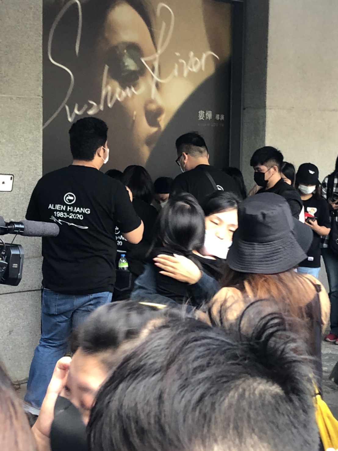 小鬼追思會場外粉絲排隊混亂,推擠到旁邊的小妹妹,讓她受到驚嚇嚎啕大哭。 圖:楊瑾錚/攝 小鬼追思會場外粉絲排隊混亂,推擠到旁邊的小妹妹,讓她受到驚嚇嚎啕大哭。 圖:楊瑾錚/攝