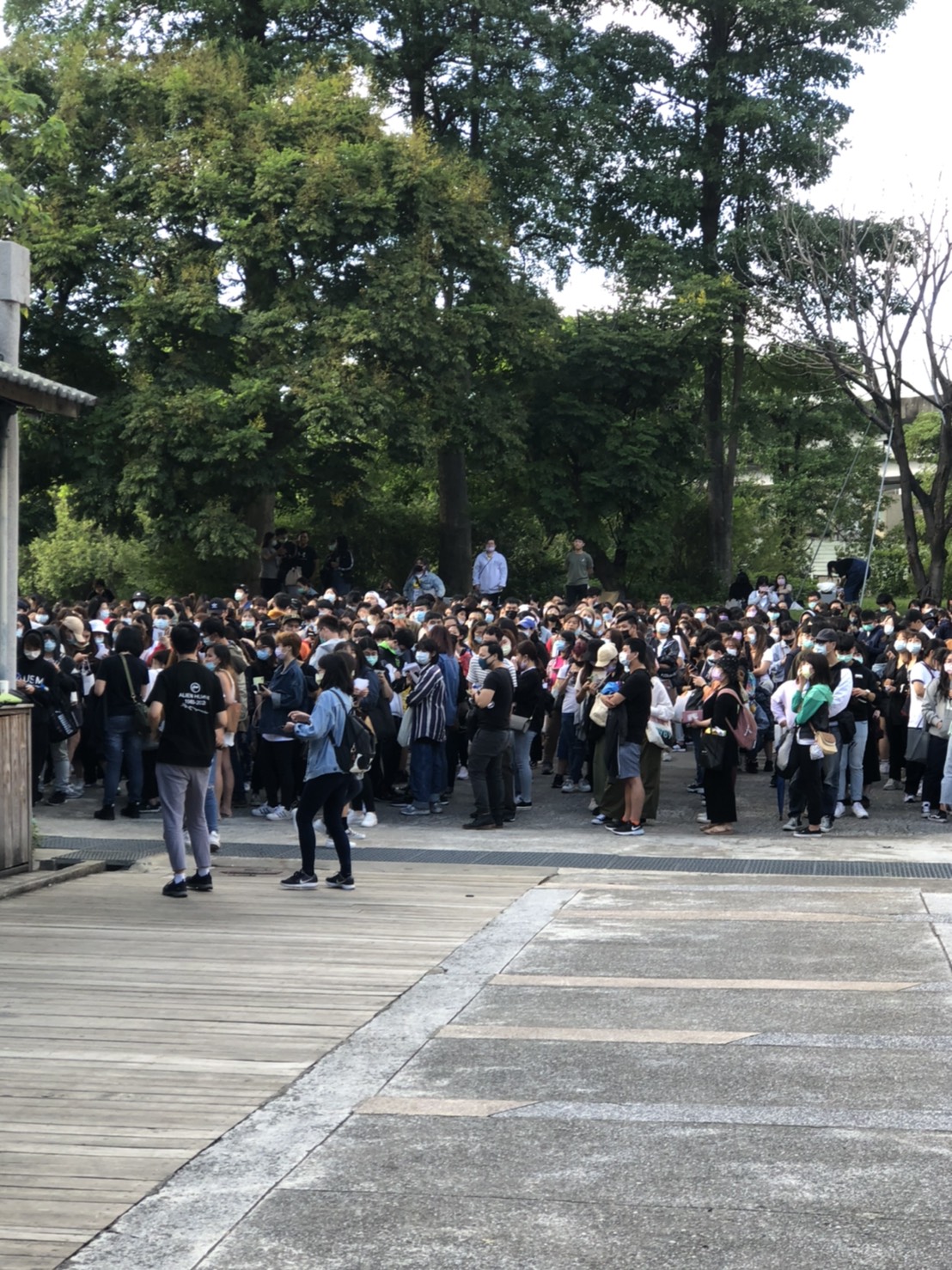 主辦單位滾石唱片準備700張號碼牌發放給現場粉絲,有領到號碼牌的才能進場,現場卻湧進千位粉絲排隊。 圖:楊瑾錚/攝 主辦單位滾石唱片準備700張號碼牌發放給現場粉絲,有領到號碼牌的才能進場,現場卻湧進千位粉絲排隊。 圖:楊瑾錚/攝