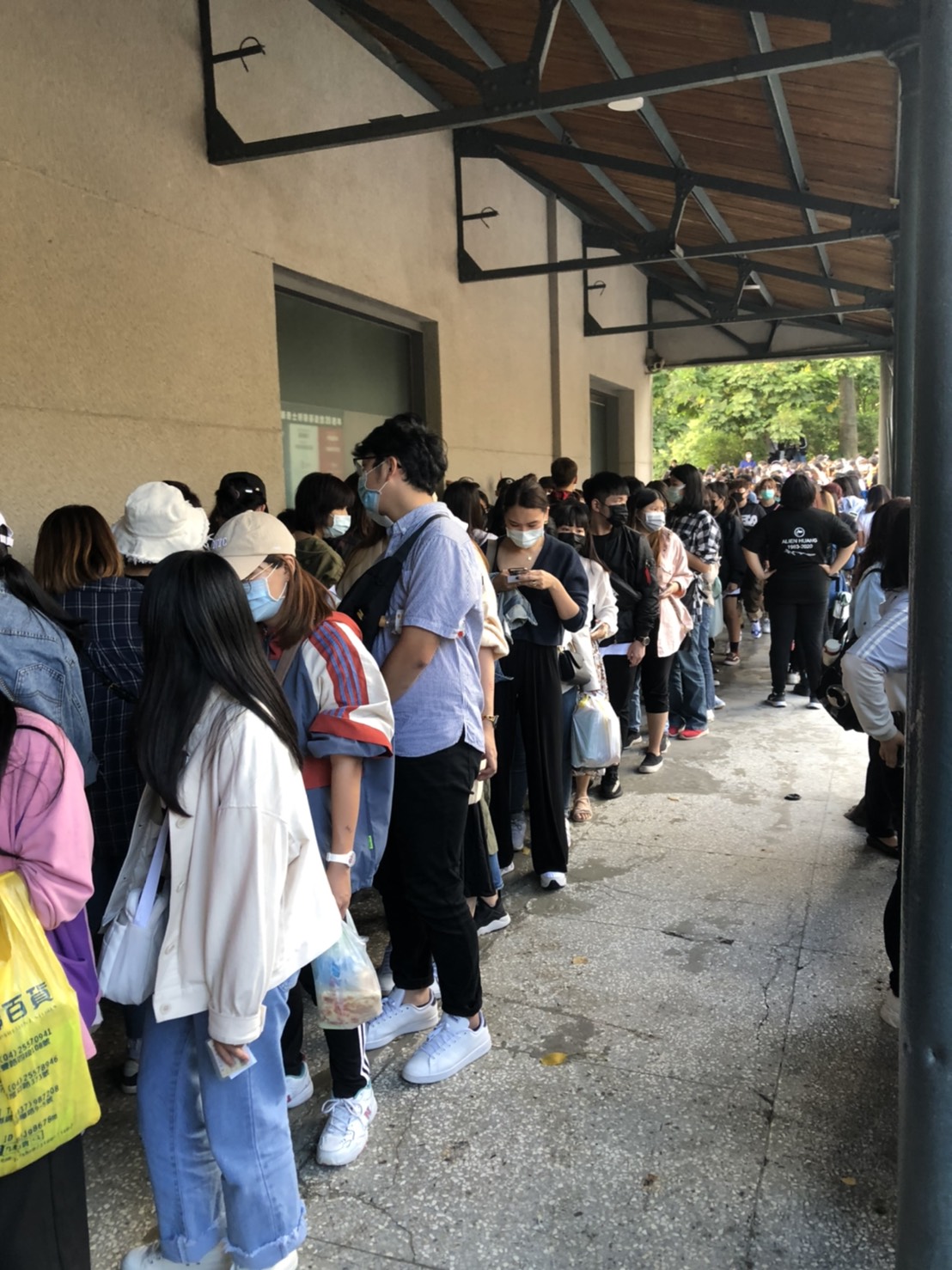粉絲依序排隊領取官方號碼牌及蓋手章。 圖:楊瑾錚/攝 粉絲依序排隊領取官方號碼牌及蓋手章。 圖:楊瑾錚/攝