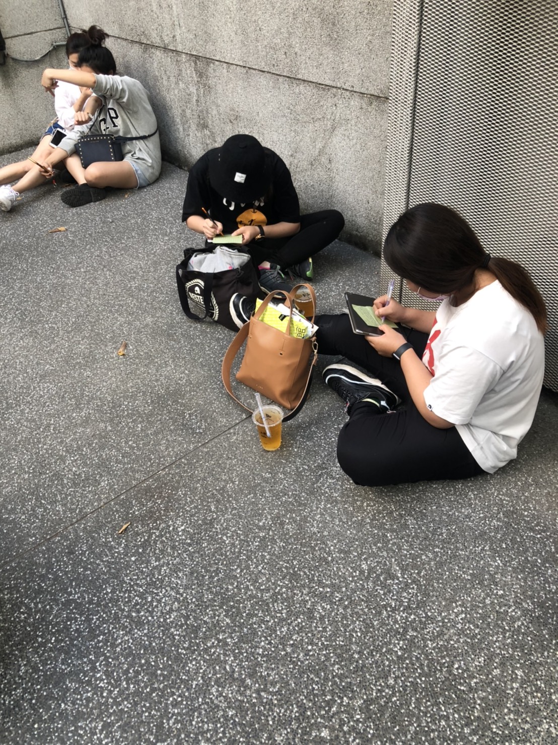 領到號碼牌的粉絲,坐在華山光點中廊,寫下他們想對小鬼黃鴻升說的話。 圖:楊瑾錚/攝 領到號碼牌的粉絲,坐在華山光點中廊,寫下他們想對小鬼黃鴻升說的話。 圖:楊瑾錚/攝