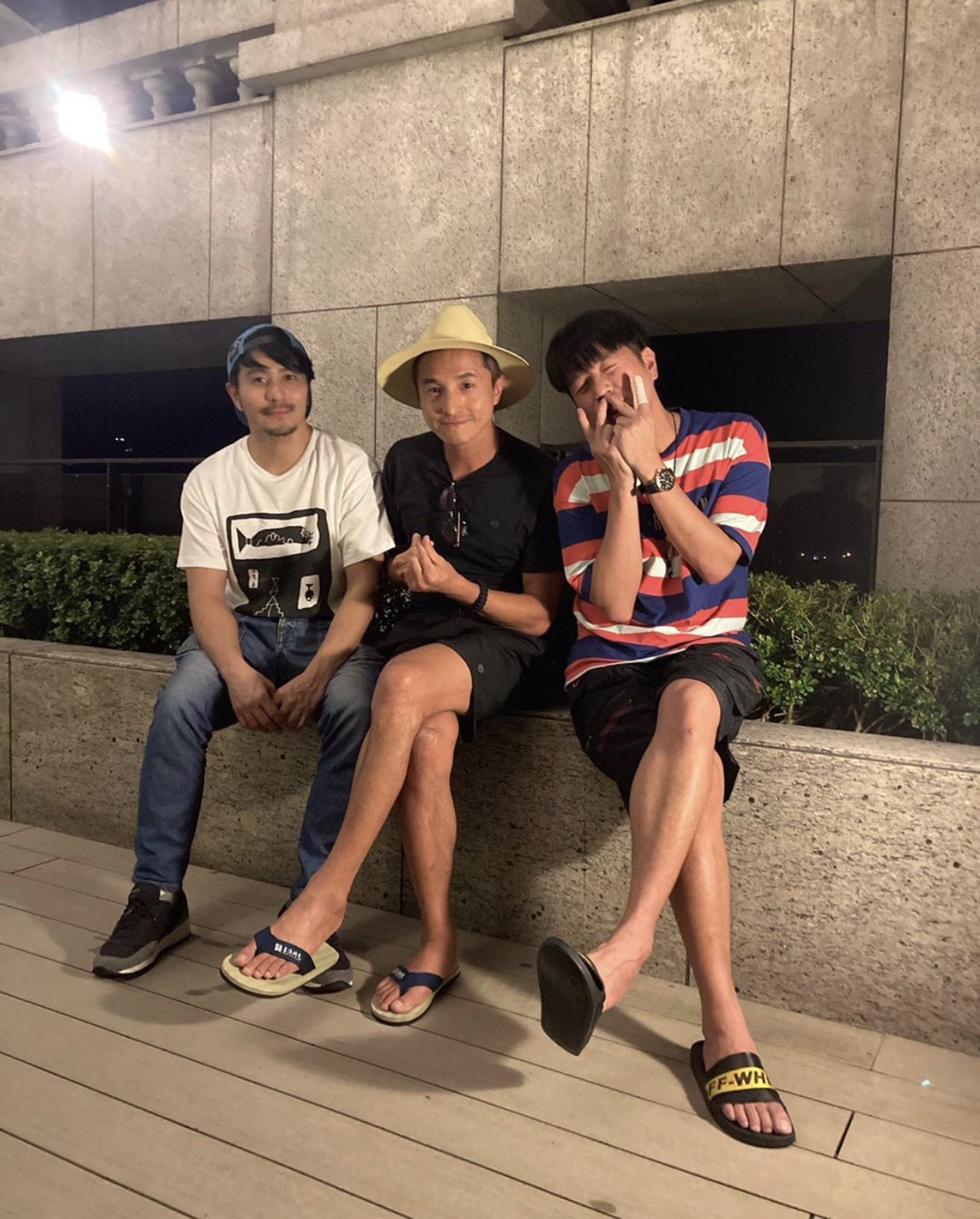 李易拍照再現小鬼招牌手勢和木村梗。 圖:翻攝Instagram 李易拍照再現小鬼招牌手勢和木村梗。 圖:翻攝Instagram
