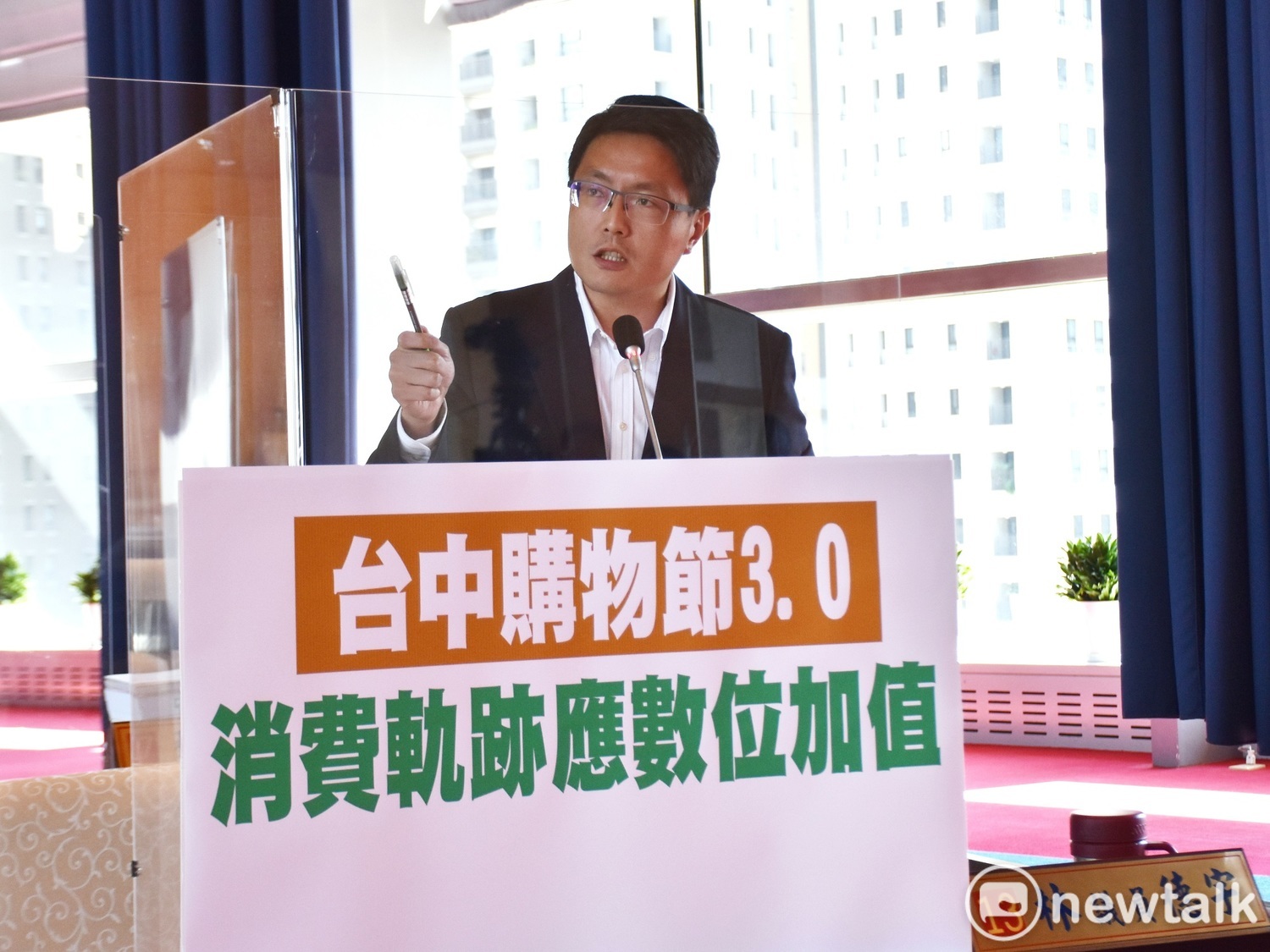 市議員林德宇指出,購物節吸引大批民眾參加,但市府提供的獎項總數過少,讓大部分參與民眾空手而歸。 唐復年/攝 市議員林德宇指出,購物節吸引大批民眾參加,但市府提供的獎項總數過少,讓大部分參與民眾空手而歸。 唐復年/攝