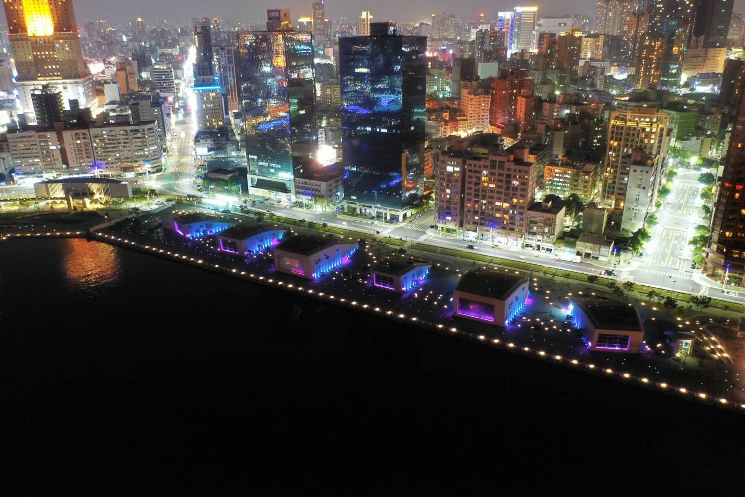 高雄流行音樂中心周邊空拍夜景迷人。 圖:高雄市政府/提供 高雄流行音樂中心周邊空拍夜景迷人。 圖:高雄市政府/提供