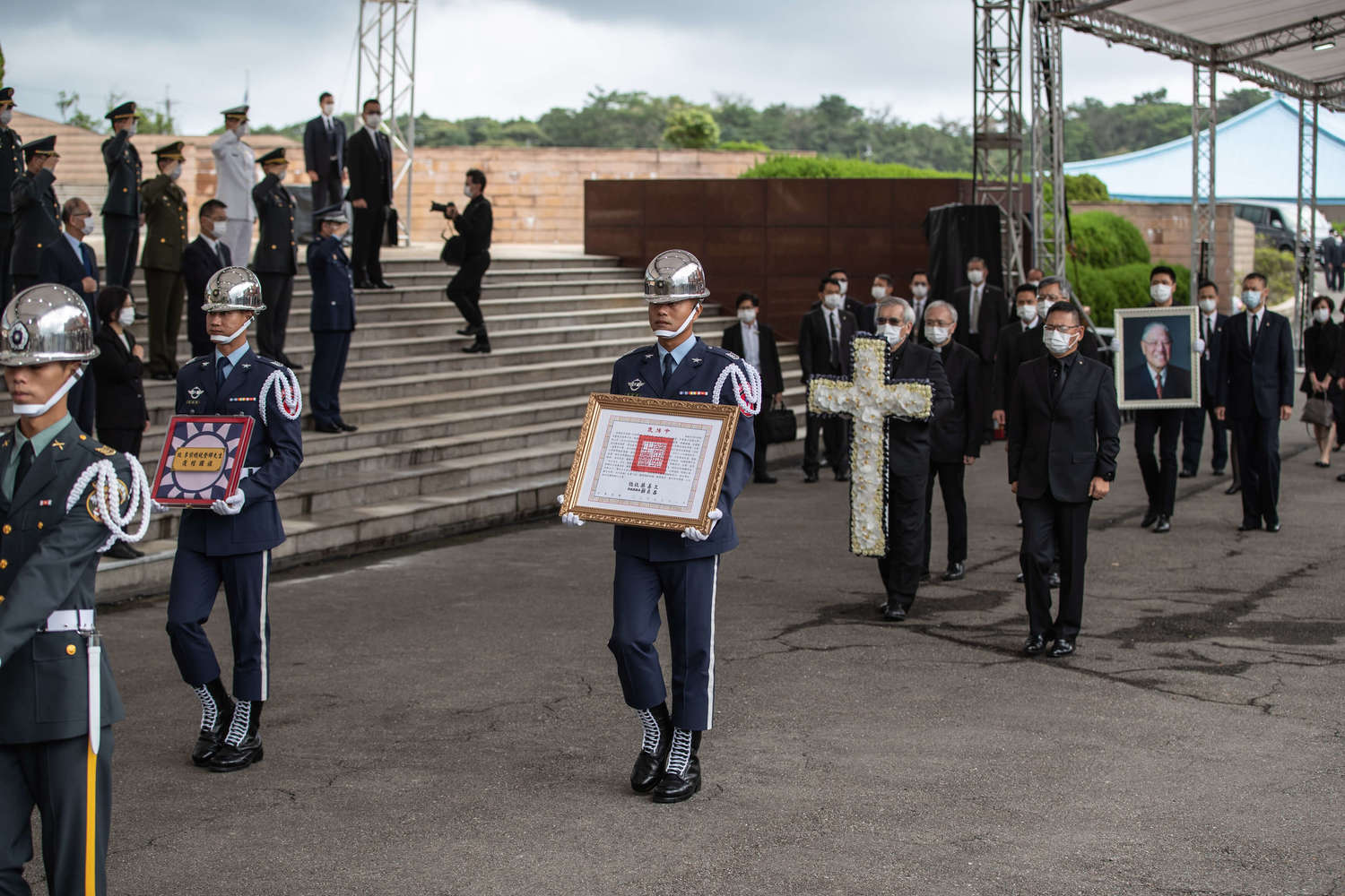 前總統李登輝骨灰罈抵達五指山。 圖/軍聞社提供 前總統李登輝骨灰罈抵達五指山。 圖/軍聞社提供