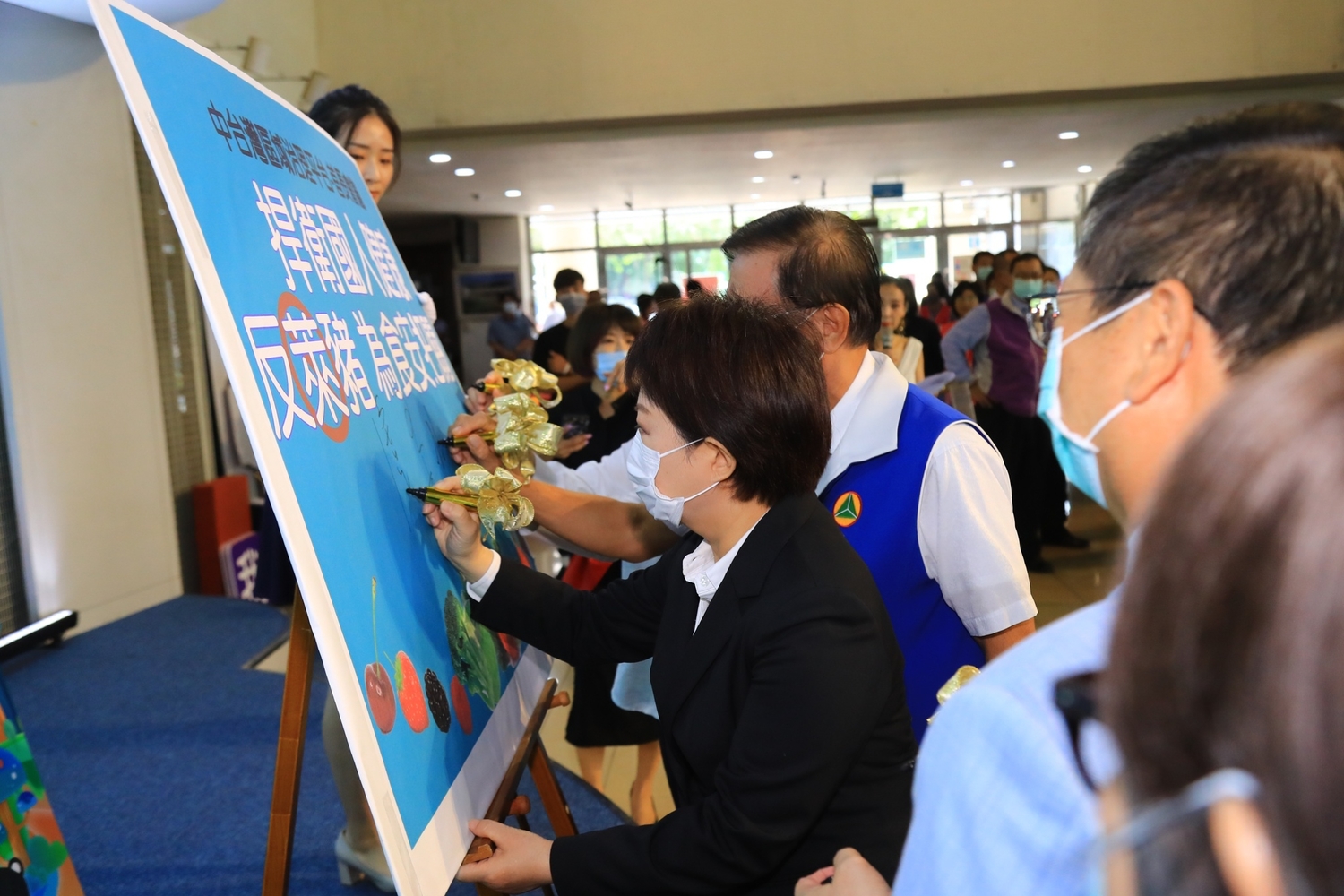 台中市長盧秀燕帶頭簽署聲明。 台中市政府/提供 台中市長盧秀燕帶頭簽署聲明。 台中市政府/提供