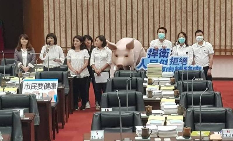 國民黨團抬出一隻豬模型對陳其邁質詢。 圖:高市議會國民黨團/提供 國民黨團抬出一隻豬模型對陳其邁質詢。 圖:高市議會國民黨團/提供