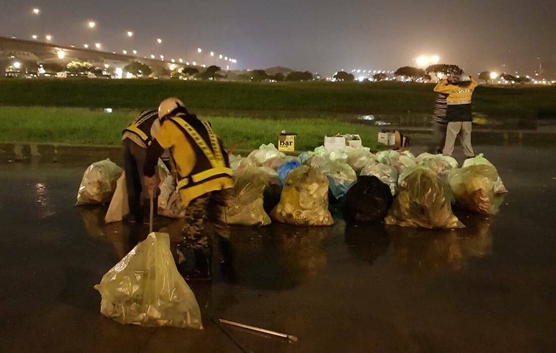 北市水利處人員辛苦加班清運垃圾。 圖:翻攝台北市水利處 北市水利處人員辛苦加班清運垃圾。 圖:翻攝台北市水利處