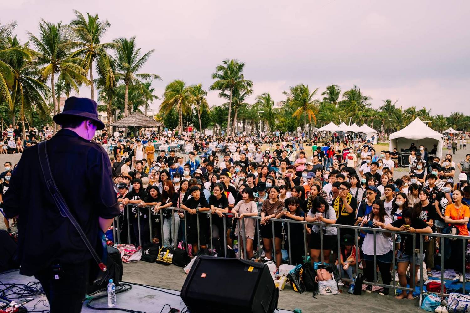 旗津黑沙玩藝節沙灘永續音樂會湧進人潮。 圖:高雄市政府/提供 旗津黑沙玩藝節沙灘永續音樂會湧進人潮。 圖:高雄市政府/提供
