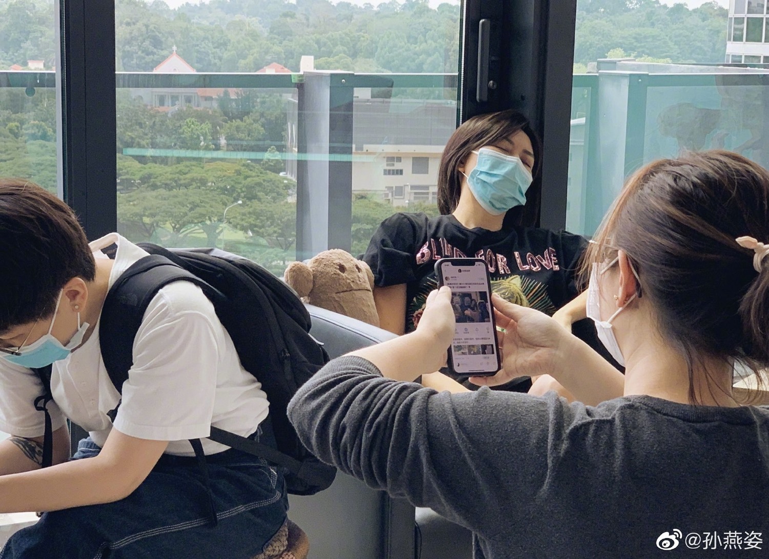 孫燕姿高鐵仰頭睡翻？本尊出面打臉 網笑翻：太想妳了看誰都像妳