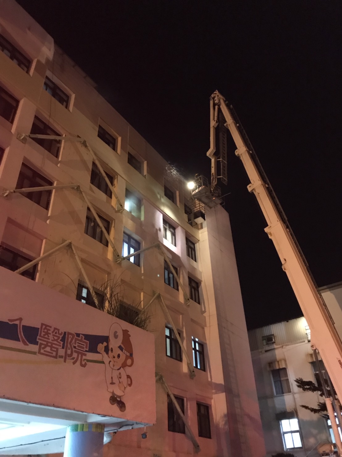 屏東消防局接獲通報後出動17車、32人出勤救援。 圖:屏東消防局/提供 屏東消防局接獲通報後出動17車、32人出勤救援。 圖:屏東消防局/提供