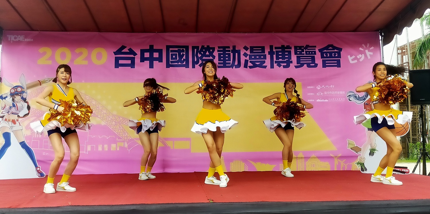 開幕儀式上中信兄弟PS女孩熱舞成為焦點。 唐復年/攝 開幕儀式上中信兄弟PS女孩熱舞成為焦點。 唐復年/攝