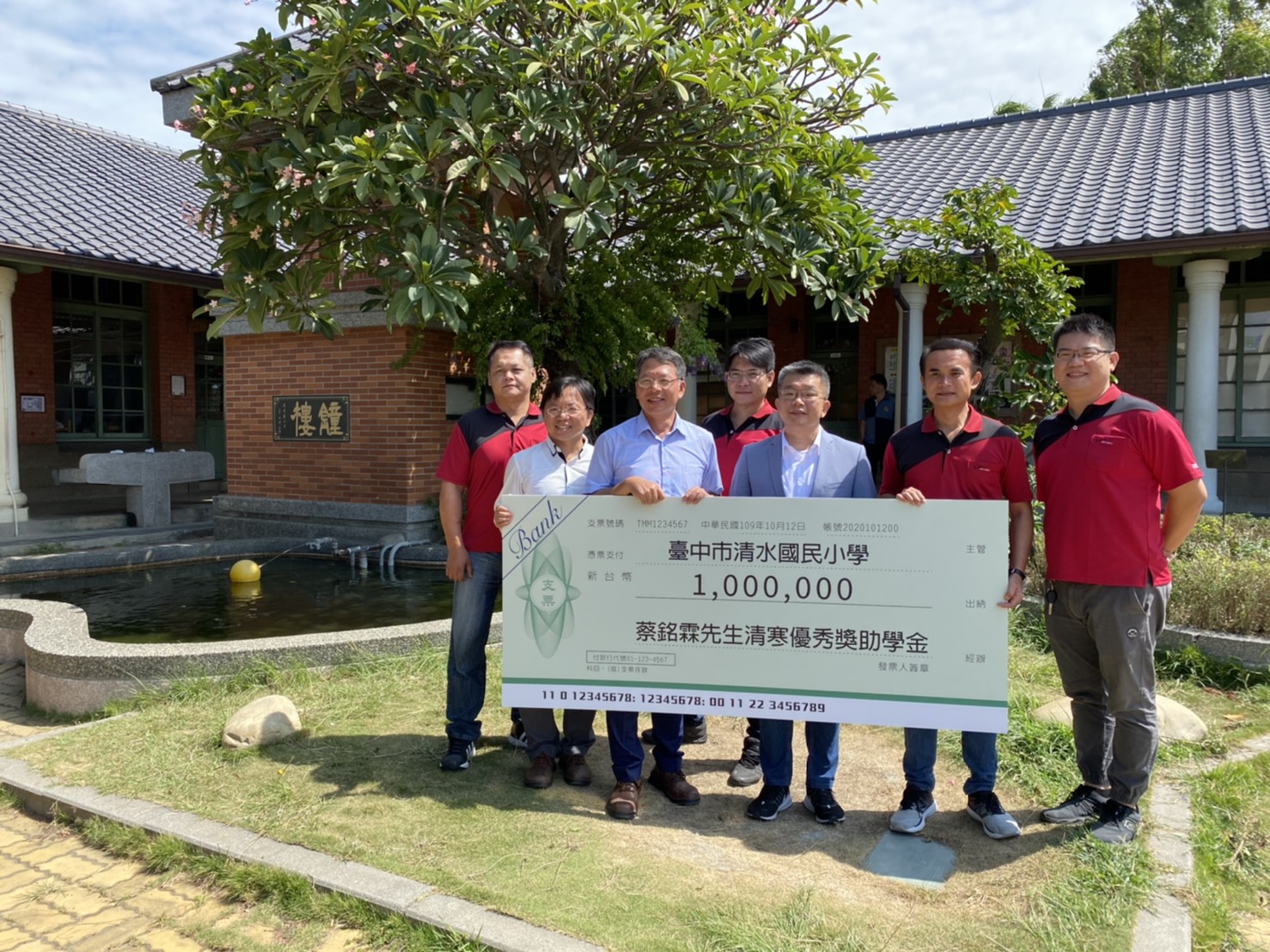 立法院副院長蔡其昌將省下的費用湊足200萬元,分別捐給父親蔡銘霖的三所母校,設立清寒獎助學金。 蔡其昌辦公室/提供 立法院副院長蔡其昌將省下的費用湊足200萬元,分別捐給父親蔡銘霖的三所母校,設立清寒獎助學金。 蔡其昌辦公室/提供