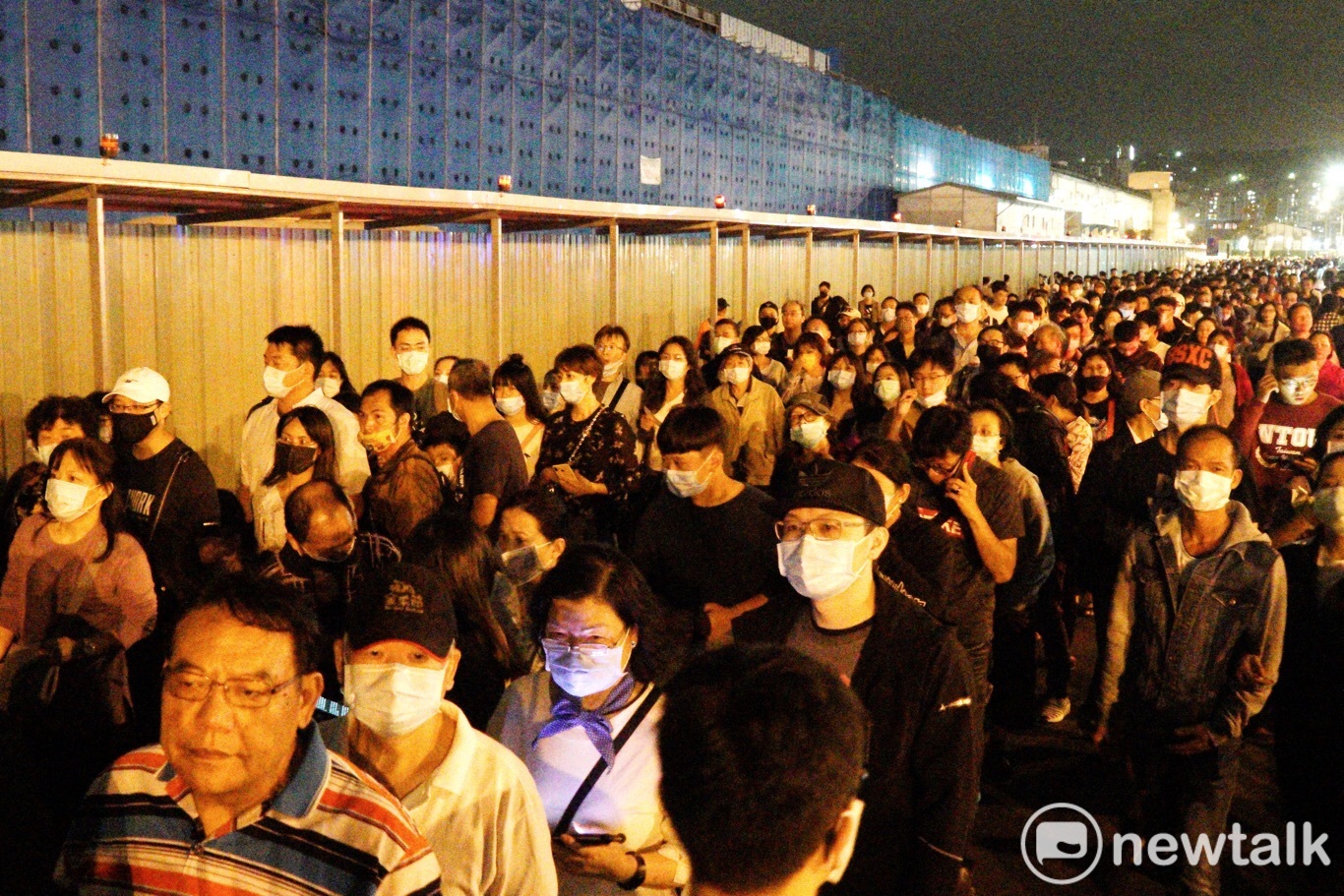 晚上8:20,國慶晚會已進行將近兩個鐘頭,會場外仍有上千民眾排隊等著進場。 圖:張良一/攝 晚上8:20,國慶晚會已進行將近兩個鐘頭,會場外仍有上千民眾排隊等著進場。 圖:張良一/攝