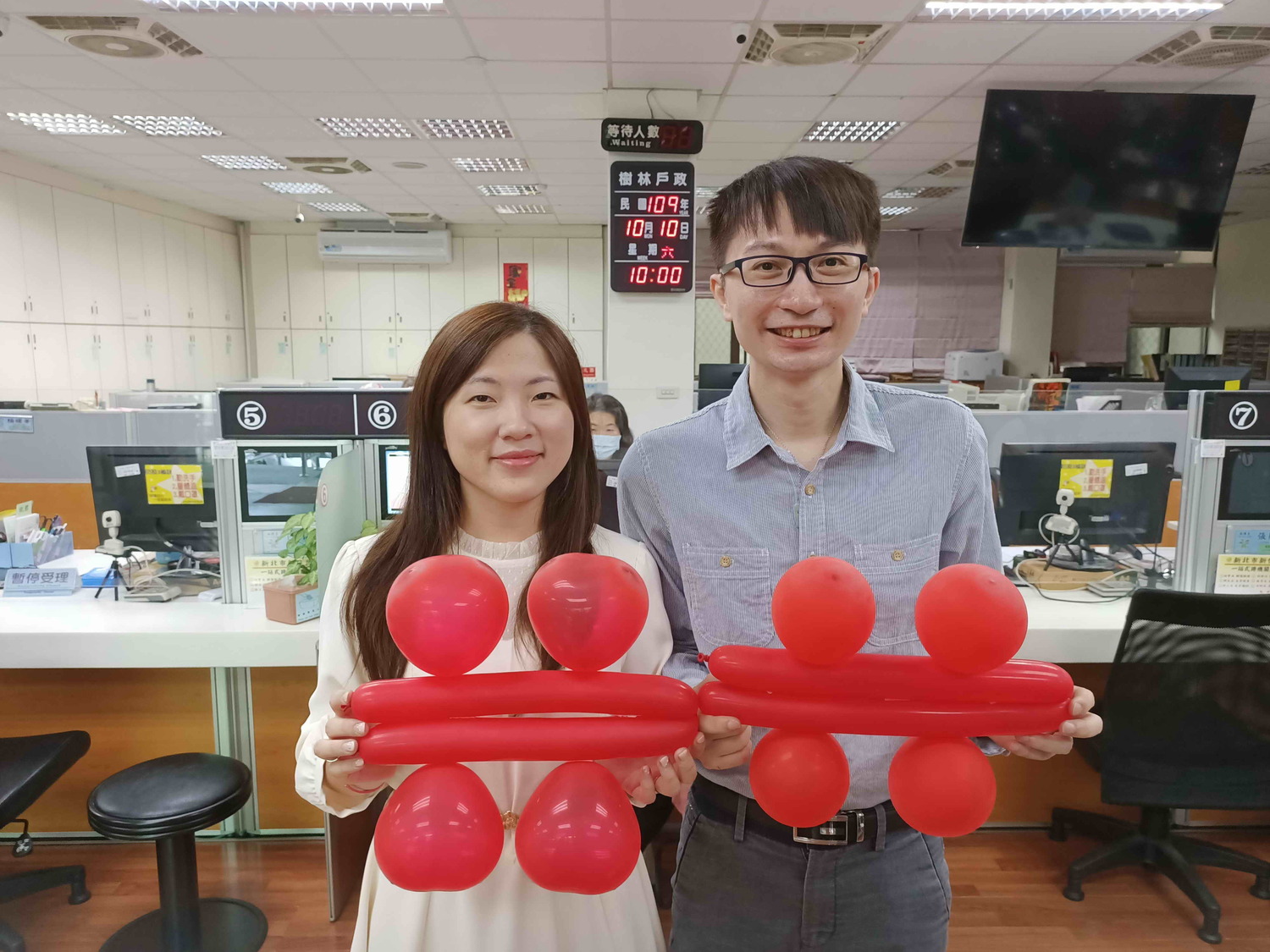 樹林戶所結婚登記新人侯先生及魏小姐.,今年10月4日交往紀念日舉辦婚宴,特地等到 10月10日才登記結婚。 圖:新北市民政局 / 提供 樹林戶所結婚登記新人侯先生及魏小姐.,今年10月4日交往紀念日舉辦婚宴,特地等到 10月10日才登記結婚。 圖:新北市民政局 / 提供