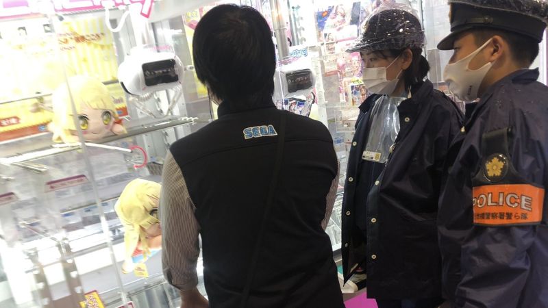 娃娃機夾不到！客人怒報警　店員「現場示範」尷尬結局曝