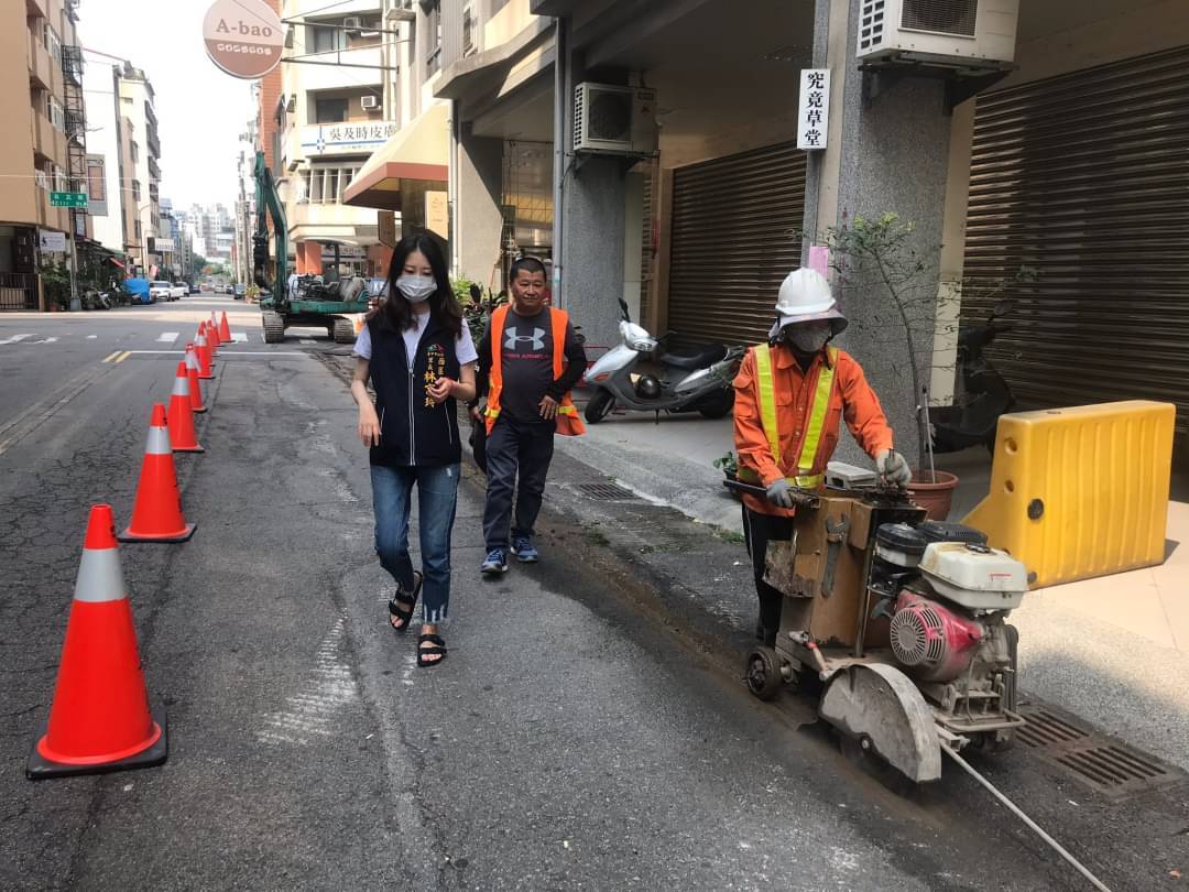 林京玲勘查里內馬路鋪設工程。 圖:林京玲/提供 林京玲勘查里內馬路鋪設工程。 圖:林京玲/提供