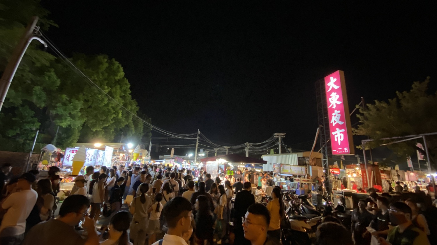 國慶連假台南大東夜市人潮擠爆。 圖:南市觀旅局/提供 國慶連假台南大東夜市人潮擠爆。 圖:南市觀旅局/提供