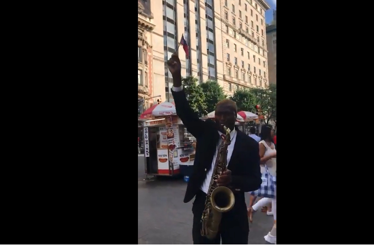 一名黑人音樂家在紐約大都會博物館前吹奏中國民國國歌! 圖 : 影片截圖 一名黑人音樂家在紐約大都會博物館前吹奏中國民國國歌! 圖 : 影片截圖