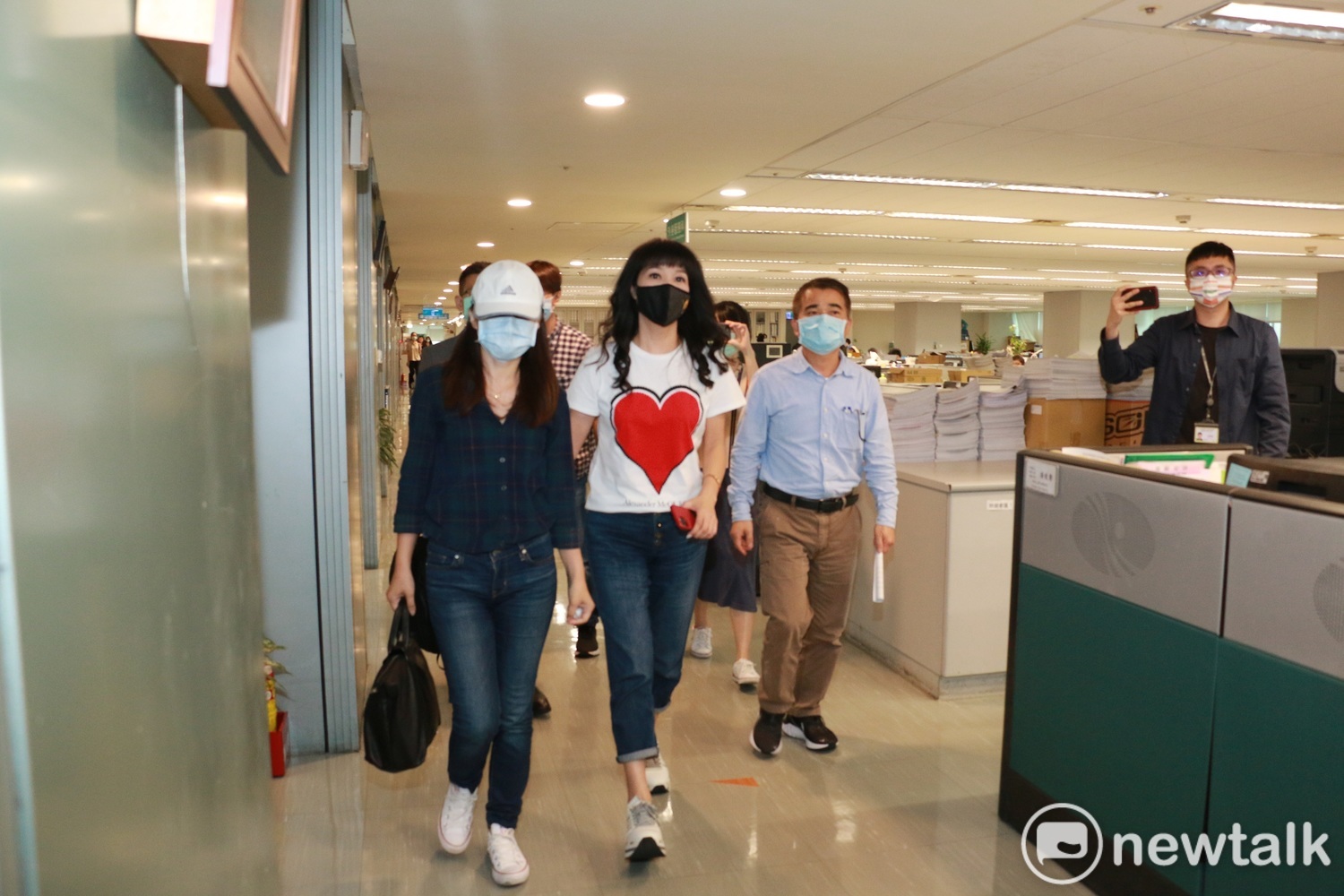 該女員工由新北市議員蔡淑君陪同出席調解會。 圖:林昀真/攝 該女員工由新北市議員蔡淑君陪同出席調解會。 圖:林昀真/攝
