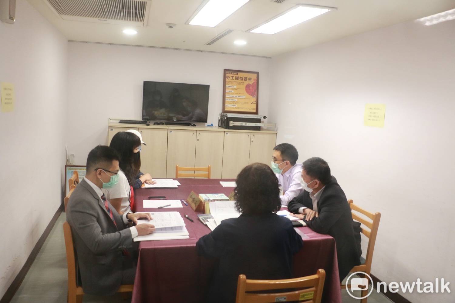 調解會今日下午於新北市府勞工局召開閉門會議,經2小時協調,勞資雙方達成共識順利和解。 圖:林昀真/攝 調解會今日下午於新北市府勞工局召開閉門會議,經2小時協調,勞資雙方達成共識順利和解。 圖:林昀真/攝
