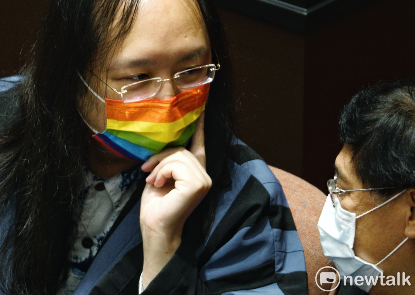 政務委員唐鳳戴著一個彩虹口罩,在百無聊賴的停擺議事中,成了最強眼的亮點。 圖:張良一/攝 政務委員唐鳳戴著一個彩虹口罩,在百無聊賴的停擺議事中,成了最強眼的亮點。 圖:張良一/攝