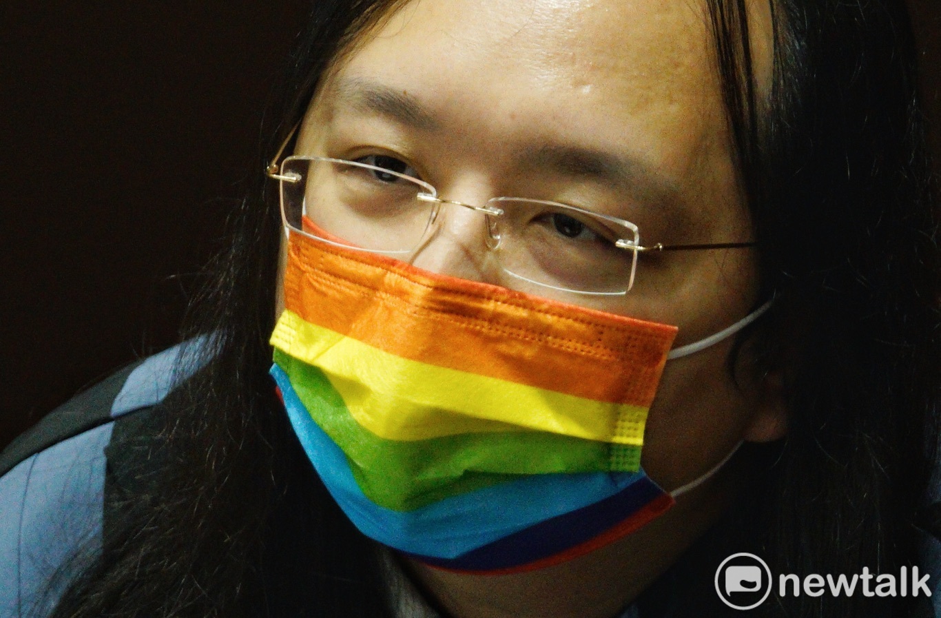 政務委員唐鳳戴著一個彩虹口罩,在百無聊賴的停擺議事中,成了最強眼的亮點。 圖:張良一/攝 政務委員唐鳳戴著一個彩虹口罩,在百無聊賴的停擺議事中,成了最強眼的亮點。 圖:張良一/攝