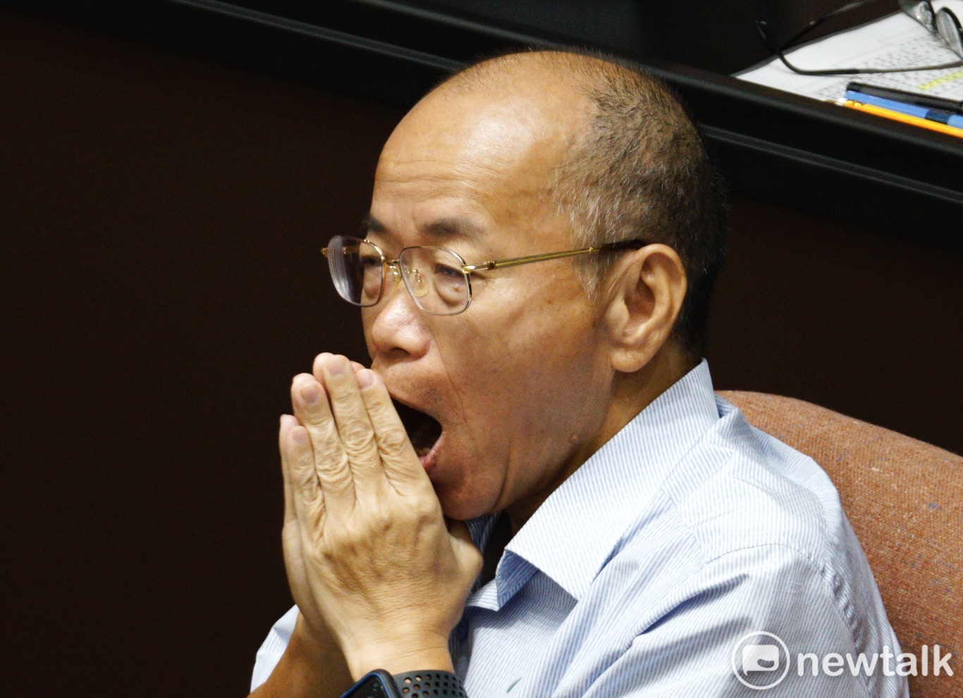 議事停擺,議場沈悶,政務委員張景森不禁打了一個大哈欠。 圖:張良一/攝 議事停擺,議場沈悶,政務委員張景森不禁打了一個大哈欠。 圖:張良一/攝
