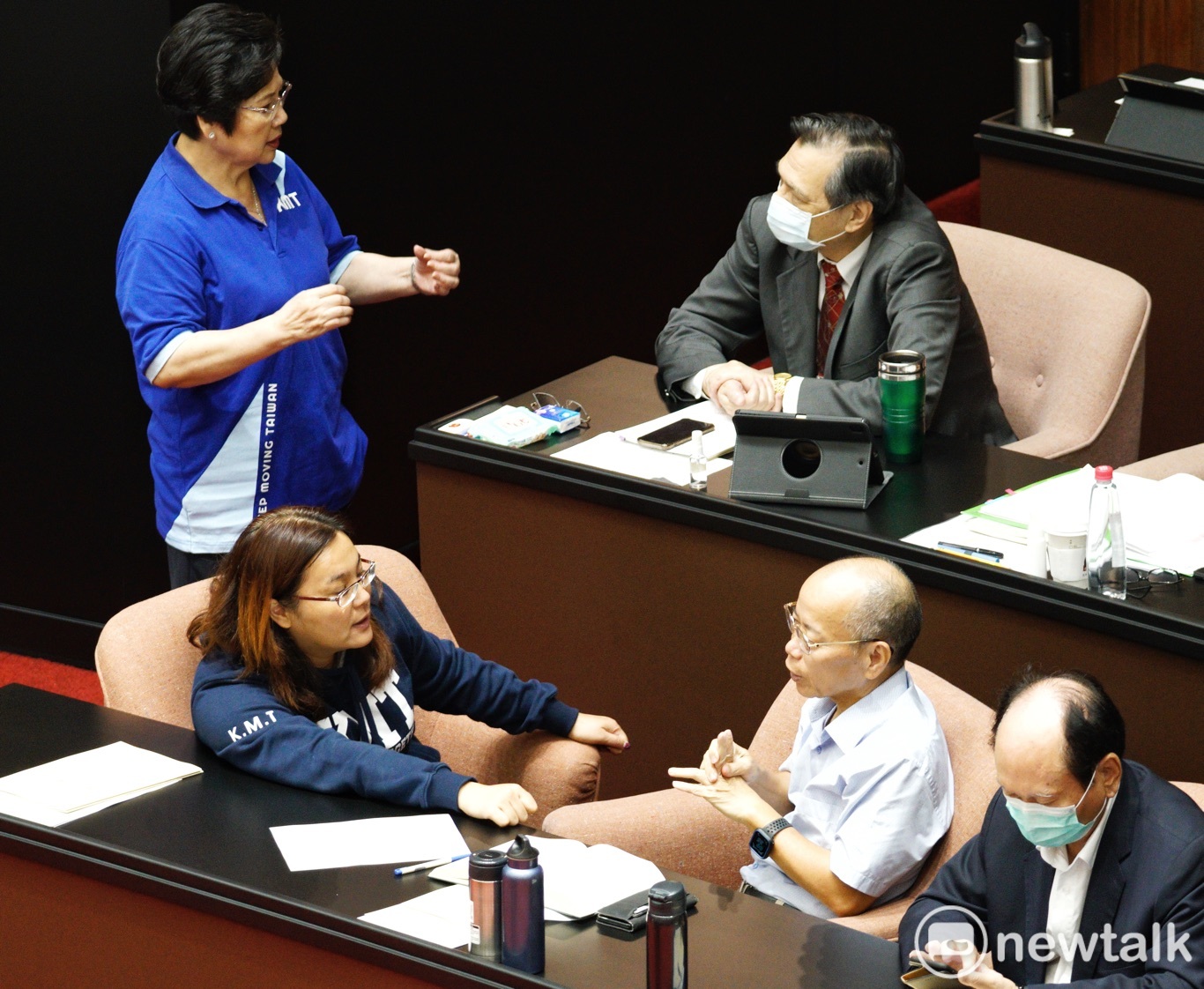 國民欸黨立委杯葛造成議事停擺,不過,國民黨立委溫玉霞、陳玉珍卻和陸委會主委陳明通、政務委員張景森等官員熱絡的交換意見。 圖:張良一/攝 國民欸黨立委杯葛造成議事停擺,不過,國民黨立委溫玉霞、陳玉珍卻和陸委會主委陳明通、政務委員張景森等官員熱絡的交換意見。 圖:張良一/攝