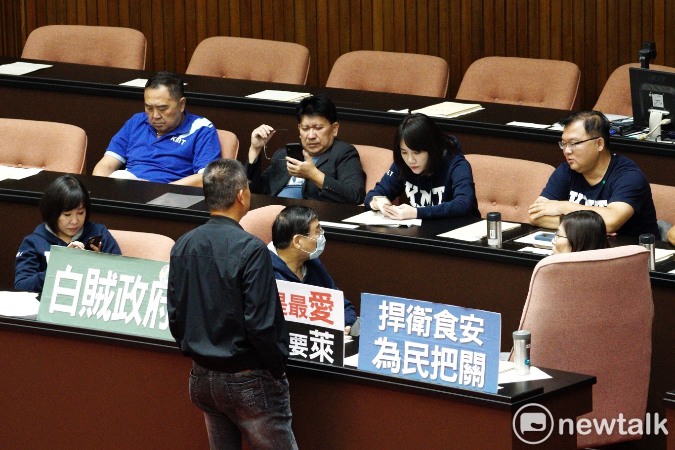 國民黨立委霸佔官員席,三三兩兩聊天、滑手機。 圖:張良一/攝 國民黨立委霸佔官員席,三三兩兩聊天、滑手機。 圖:張良一/攝