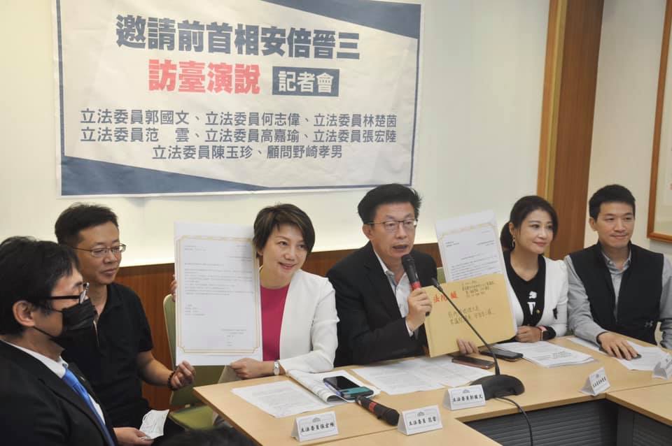 邀請日本前首相安倍晉三訪台演說記者會。 圖:取自郭國文臉書 邀請日本前首相安倍晉三訪台演說記者會。 圖:取自郭國文臉書