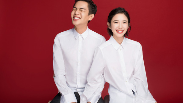 張若昀與唐藝昕兩人俏皮的結婚照。 圖:翻攝自賈川微博 張若昀與唐藝昕兩人俏皮的結婚照。 圖:翻攝自賈川微博